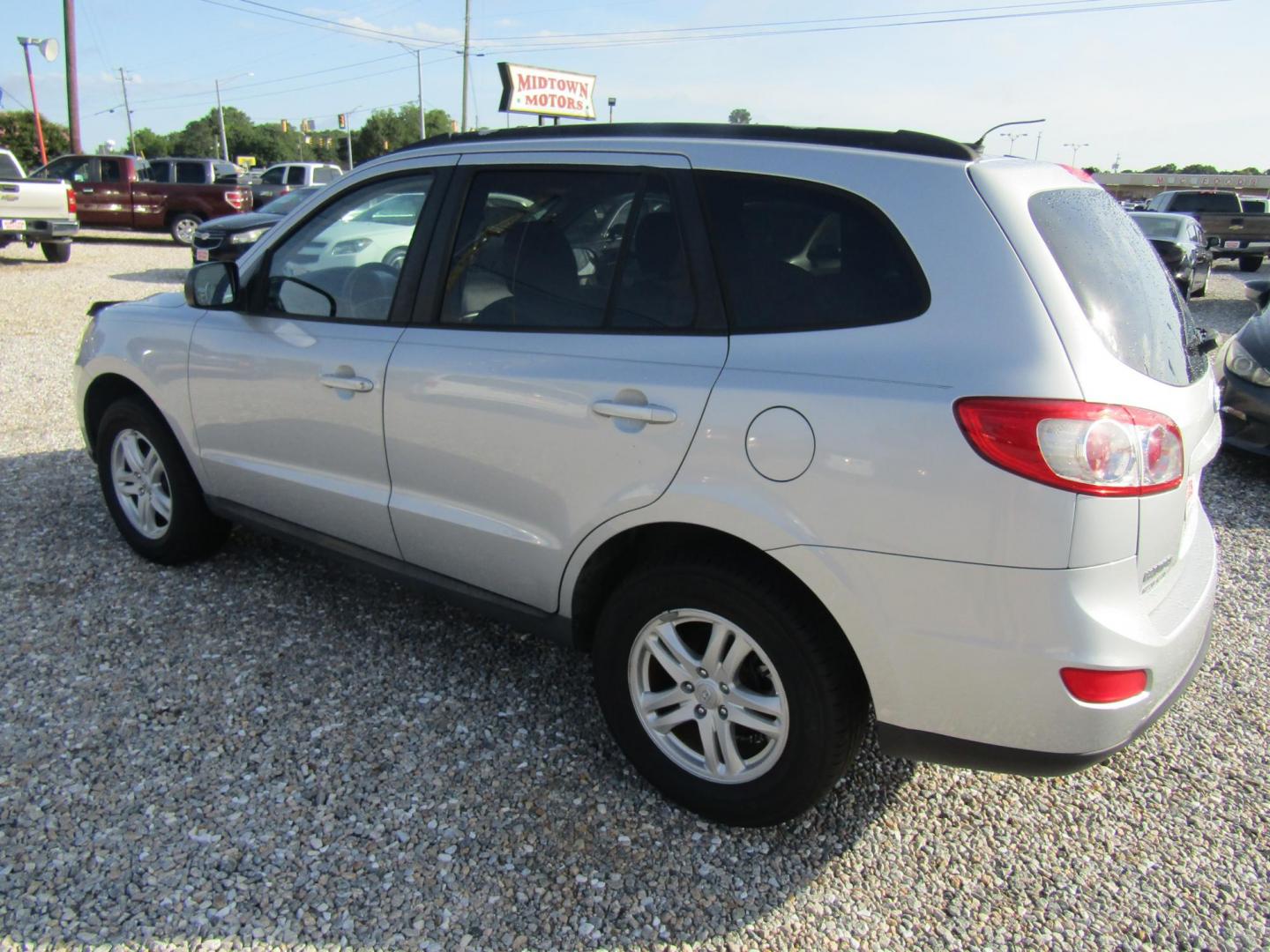 2010 Silver Hyundai Santa Fe GLS 2.4 FWD (5NMSG3AB5AH) with an 2.4L L4 DOHC 16V engine, Automatic transmission, located at 15016 S Hwy 231, Midland City, AL, 36350, (334) 983-3001, 31.306210, -85.495277 - Photo#5