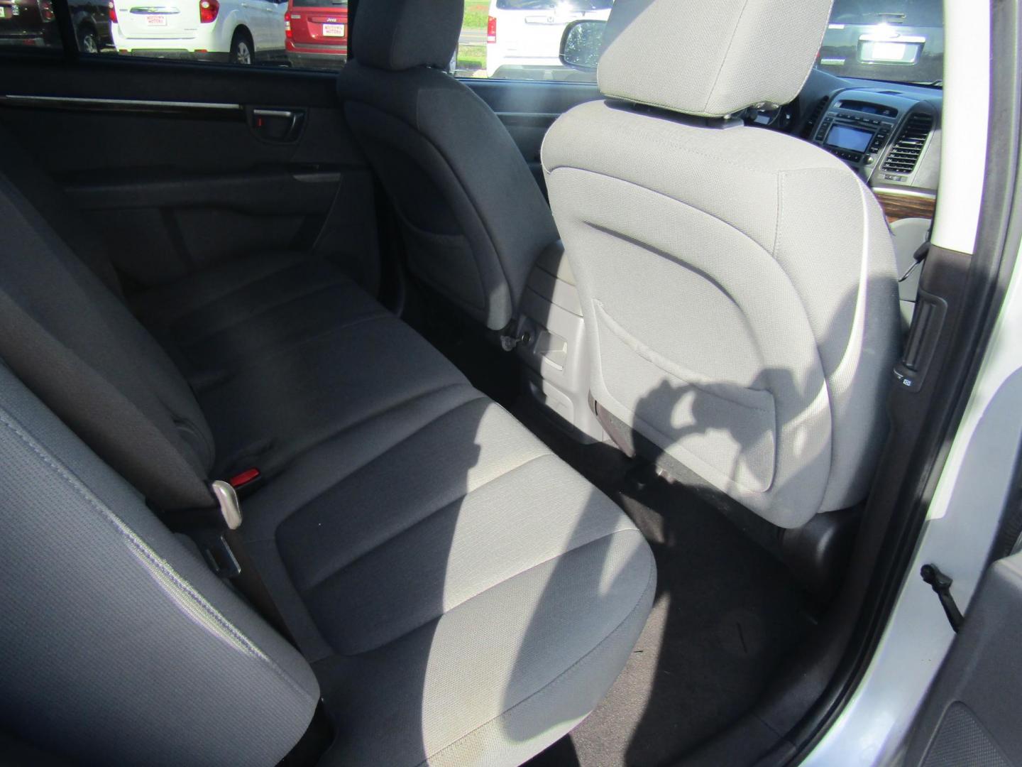 2010 Silver Hyundai Santa Fe GLS 2.4 FWD (5NMSG3AB5AH) with an 2.4L L4 DOHC 16V engine, Automatic transmission, located at 15016 S Hwy 231, Midland City, AL, 36350, (334) 983-3001, 31.306210, -85.495277 - Photo#8