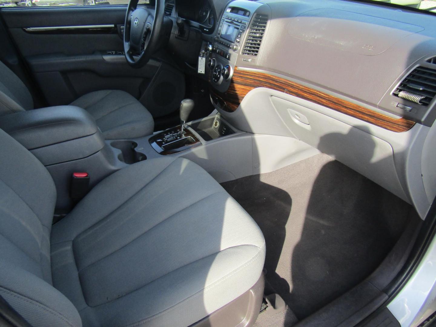 2010 Silver Hyundai Santa Fe GLS 2.4 FWD (5NMSG3AB5AH) with an 2.4L L4 DOHC 16V engine, Automatic transmission, located at 15016 S Hwy 231, Midland City, AL, 36350, (334) 983-3001, 31.306210, -85.495277 - Photo#9
