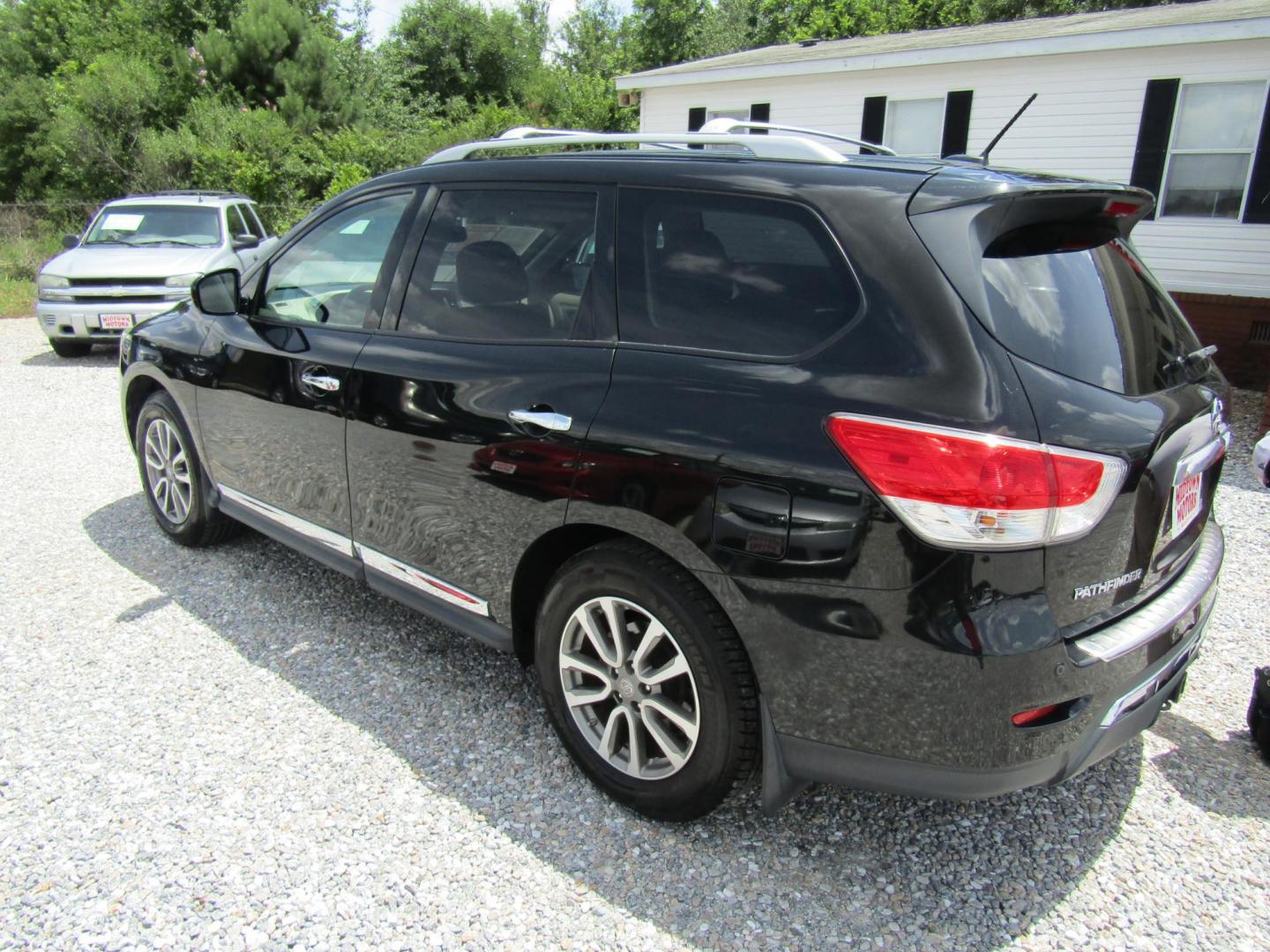 2016 Black Nissan Pathfinder S 2WD (5N1AR2MN5GC) with an 3.5L V6 DOHC 24V engine, Automatic transmission, located at 15016 S Hwy 231, Midland City, AL, 36350, (334) 983-3001, 31.306210, -85.495277 - Photo#5