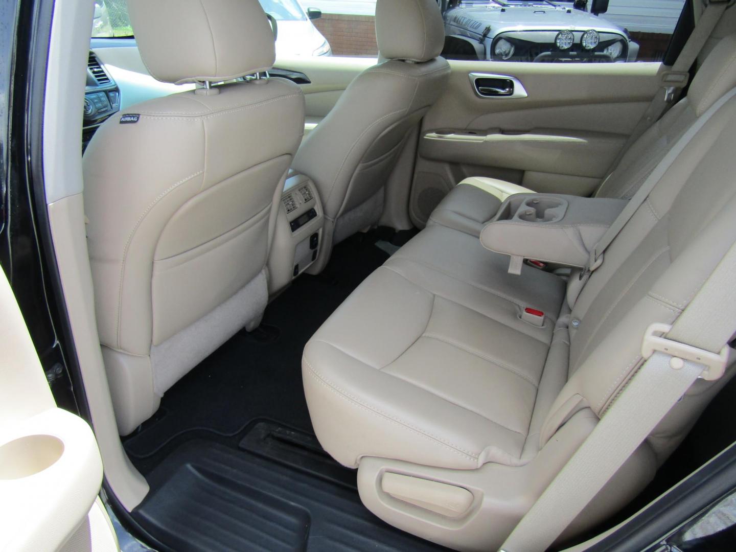 2016 Black Nissan Pathfinder S 2WD (5N1AR2MN5GC) with an 3.5L V6 DOHC 24V engine, Automatic transmission, located at 15016 S Hwy 231, Midland City, AL, 36350, (334) 983-3001, 31.306210, -85.495277 - Photo#4
