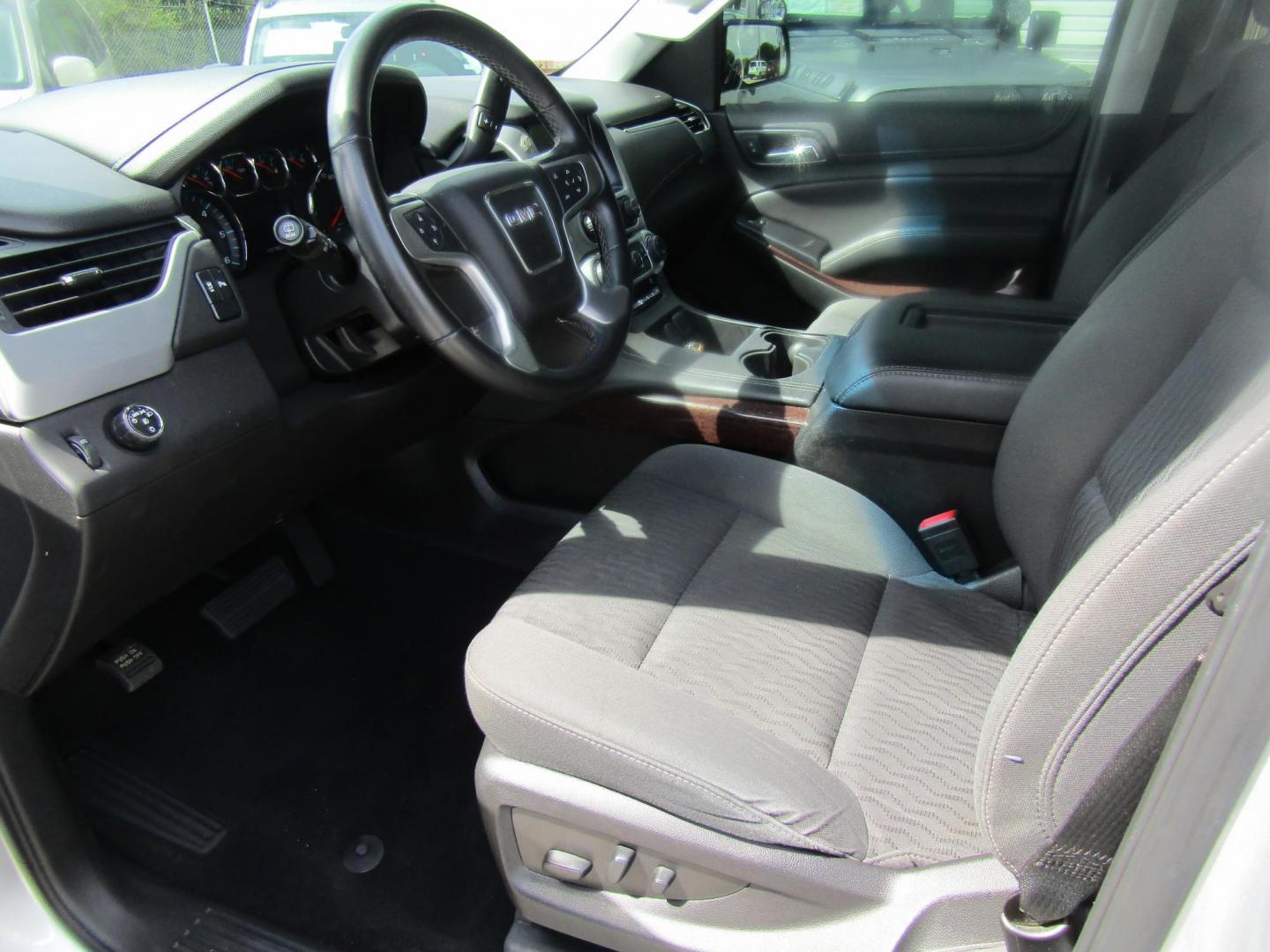 2018 Silver GMC Yukon SLE 2WD (1GKS1AKCXJR) with an 5.3L V8 OHV 16V engine, Automatic transmission, located at 15016 S Hwy 231, Midland City, AL, 36350, (334) 983-3001, 31.306210, -85.495277 - Photo#3