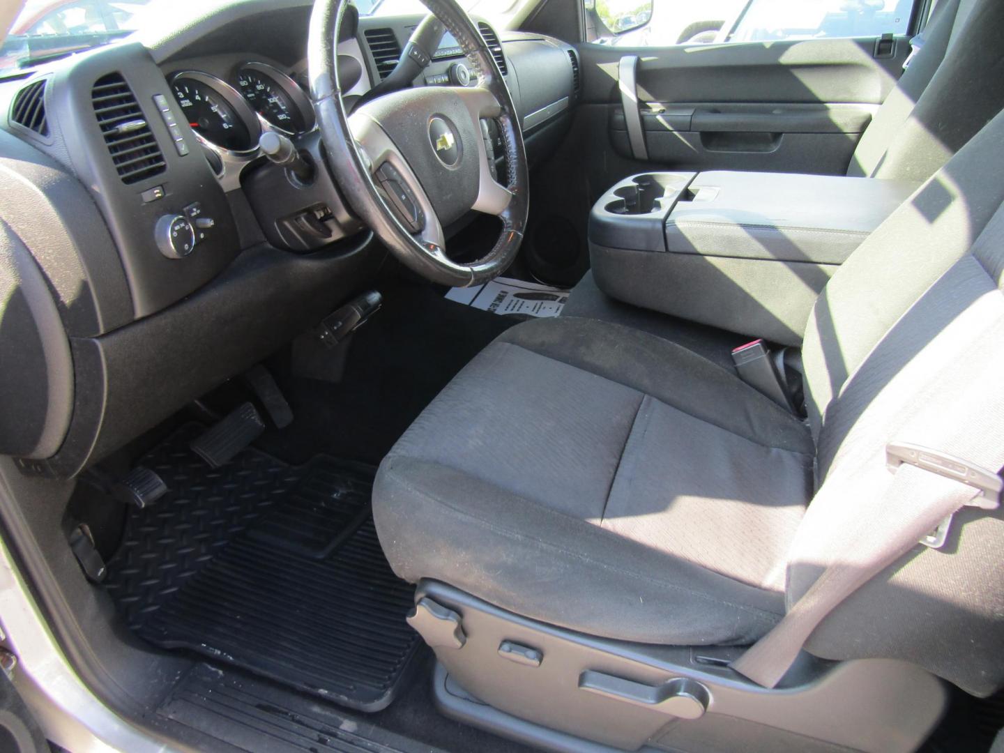 2011 Silver Chevrolet Silverado 1500 LT Crew Cab 2WD (3GCPCSE08BG) with an 5.3L V8 OHV 16V FFV engine, Automatic transmission, located at 15016 S Hwy 231, Midland City, AL, 36350, (334) 983-3001, 31.306210, -85.495277 - Photo#3