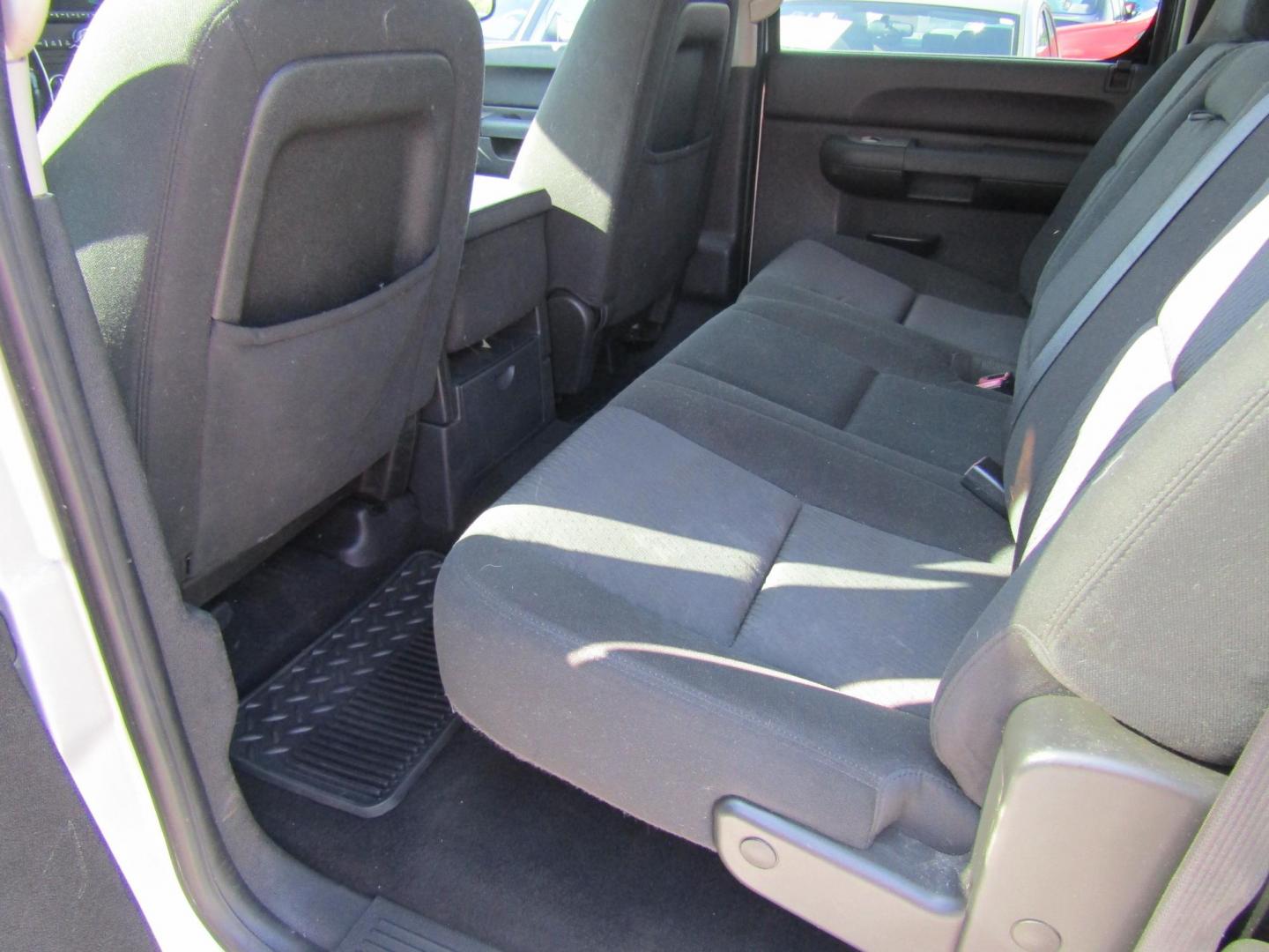 2011 Silver Chevrolet Silverado 1500 LT Crew Cab 2WD (3GCPCSE08BG) with an 5.3L V8 OHV 16V FFV engine, Automatic transmission, located at 15016 S Hwy 231, Midland City, AL, 36350, (334) 983-3001, 31.306210, -85.495277 - Photo#4