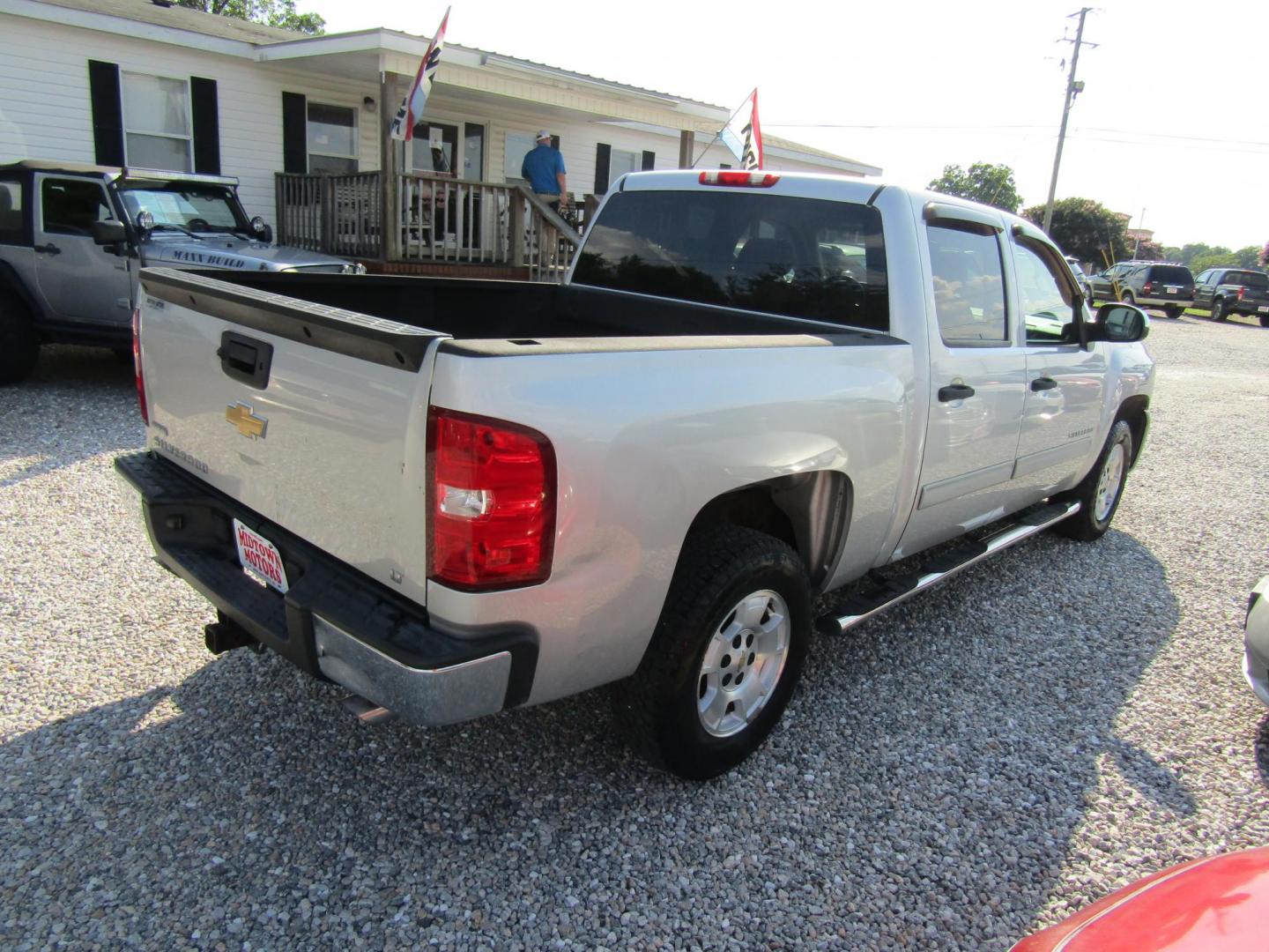 2011 Silver Chevrolet Silverado 1500 LT Crew Cab 2WD (3GCPCSE08BG) with an 5.3L V8 OHV 16V FFV engine, Automatic transmission, located at 15016 S Hwy 231, Midland City, AL, 36350, (334) 983-3001, 31.306210, -85.495277 - Photo#7