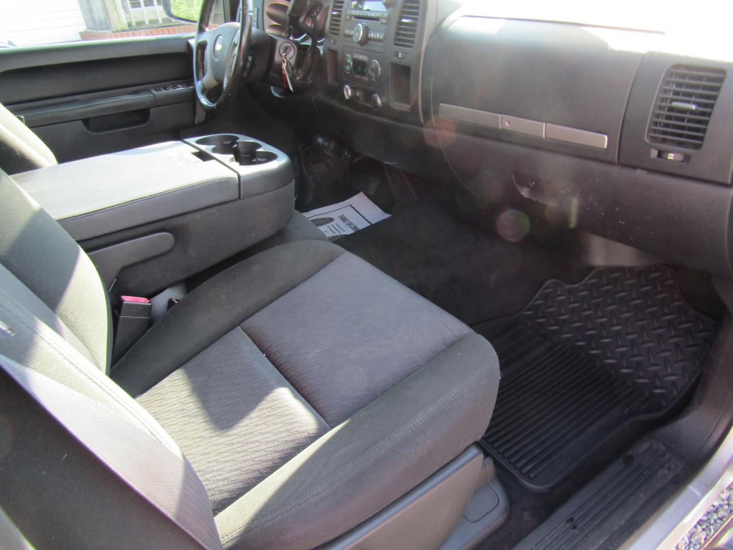 2011 Silver Chevrolet Silverado 1500 LT Crew Cab 2WD (3GCPCSE08BG) with an 5.3L V8 OHV 16V FFV engine, Automatic transmission, located at 15016 S Hwy 231, Midland City, AL, 36350, (334) 983-3001, 31.306210, -85.495277 - Photo#9
