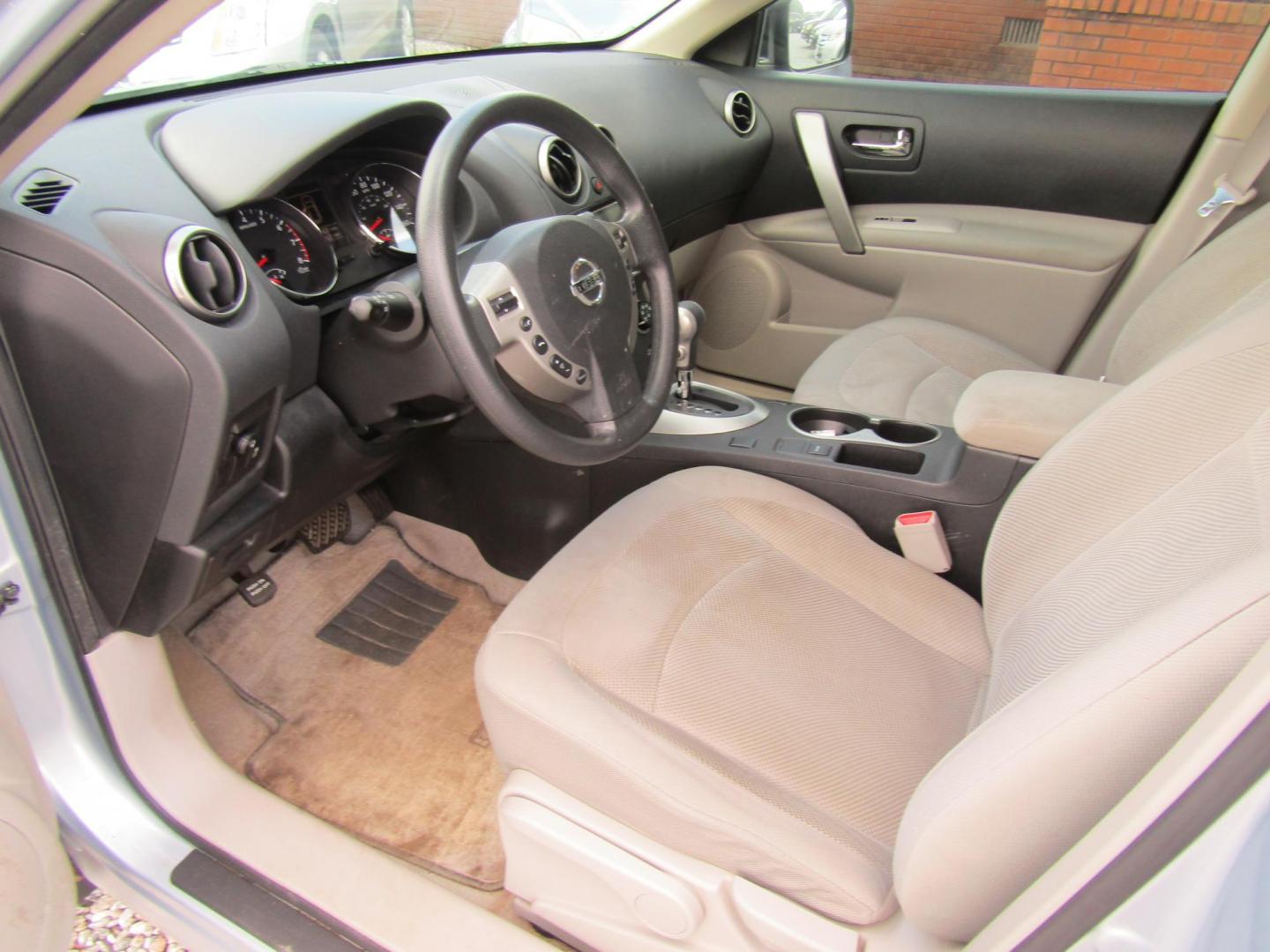 2014 Silver Nissan Rogue S 2WD (JN8AS5MT2EW) with an 2.5L L4 DOHC 16V engine, Automatic transmission, located at 15016 S Hwy 231, Midland City, AL, 36350, (334) 983-3001, 31.306210, -85.495277 - Photo#3