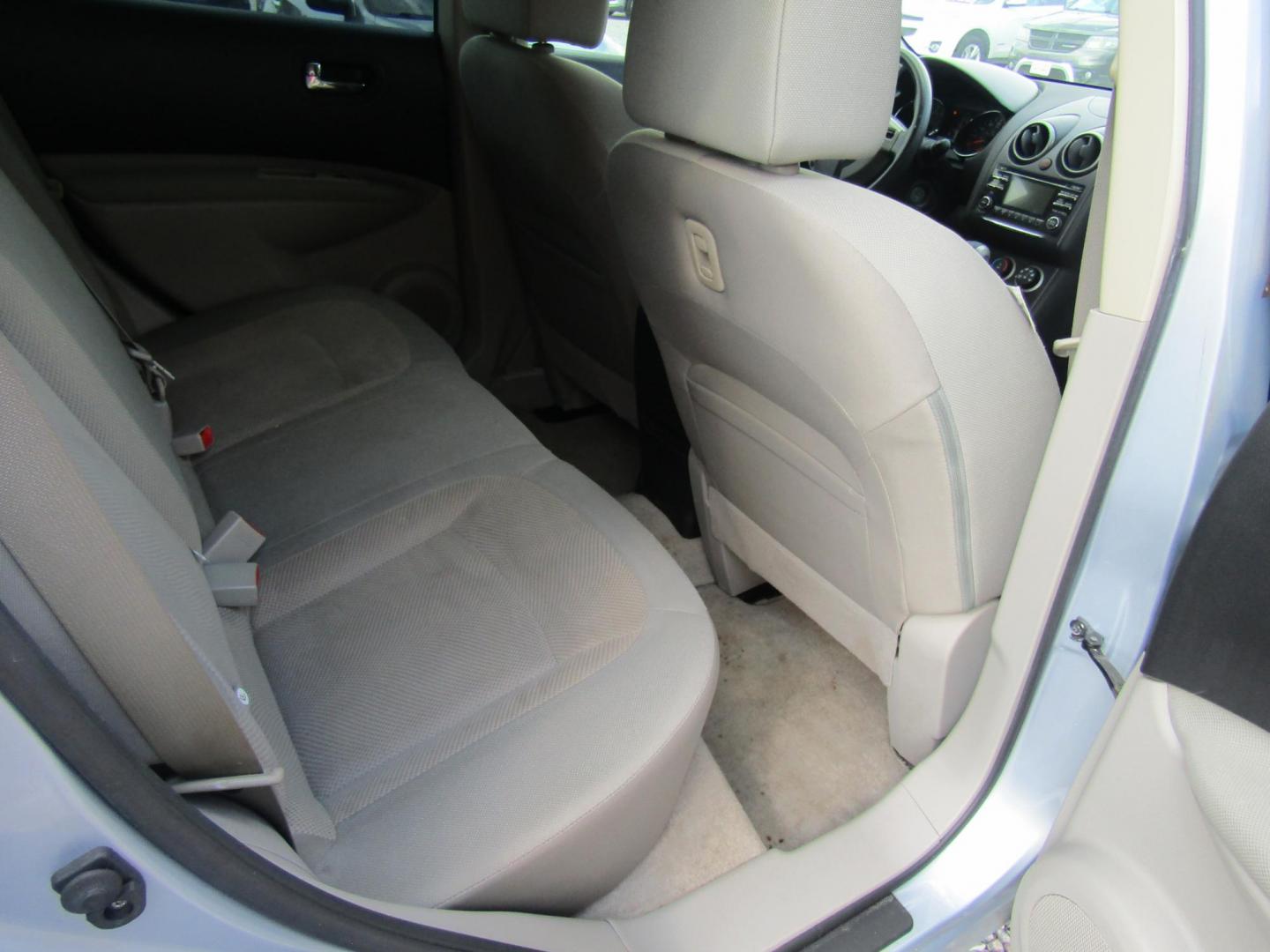 2014 Silver Nissan Rogue S 2WD (JN8AS5MT2EW) with an 2.5L L4 DOHC 16V engine, Automatic transmission, located at 15016 S Hwy 231, Midland City, AL, 36350, (334) 983-3001, 31.306210, -85.495277 - Photo#8