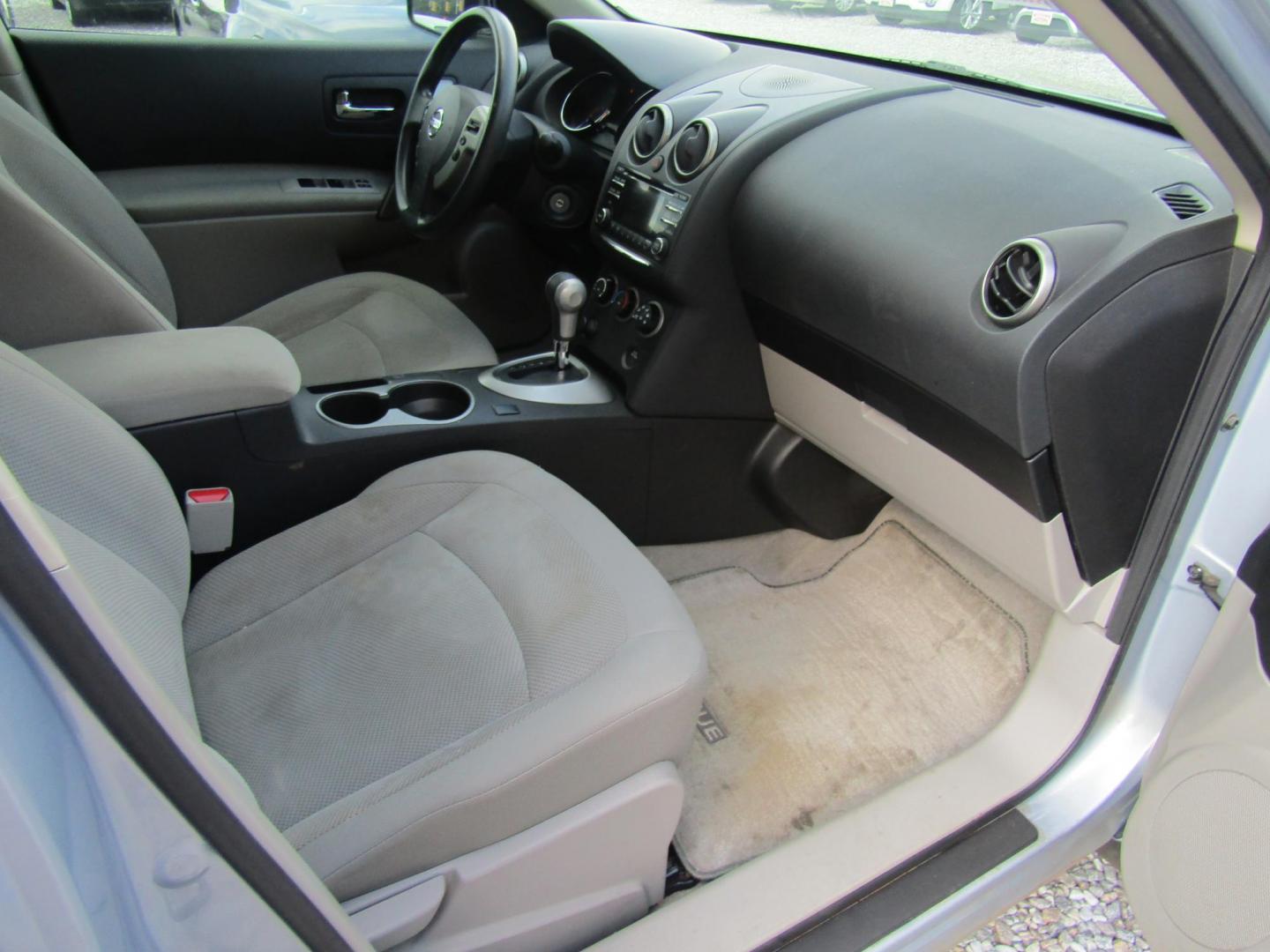 2014 Silver Nissan Rogue S 2WD (JN8AS5MT2EW) with an 2.5L L4 DOHC 16V engine, Automatic transmission, located at 15016 S Hwy 231, Midland City, AL, 36350, (334) 983-3001, 31.306210, -85.495277 - Photo#9