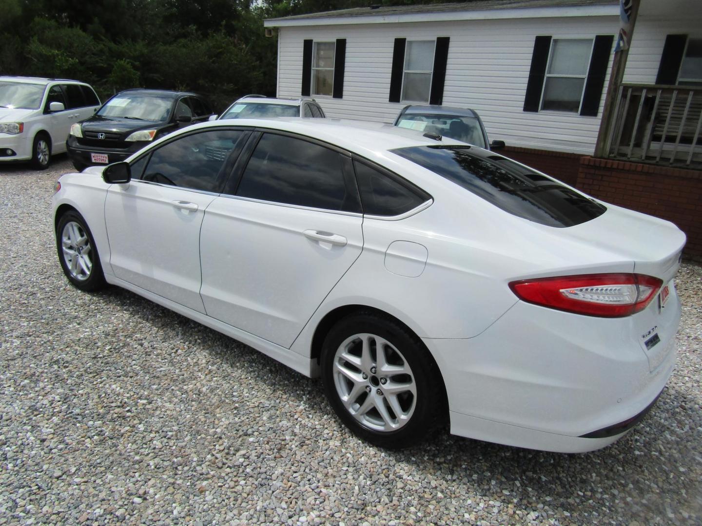 2015 WHITE Ford Fusion SE (1FA6P0H79F5) with an 2.5L L4 DOHC 16V engine, Automatic transmission, located at 15016 S Hwy 231, Midland City, AL, 36350, (334) 983-3001, 31.306210, -85.495277 - Photo#5