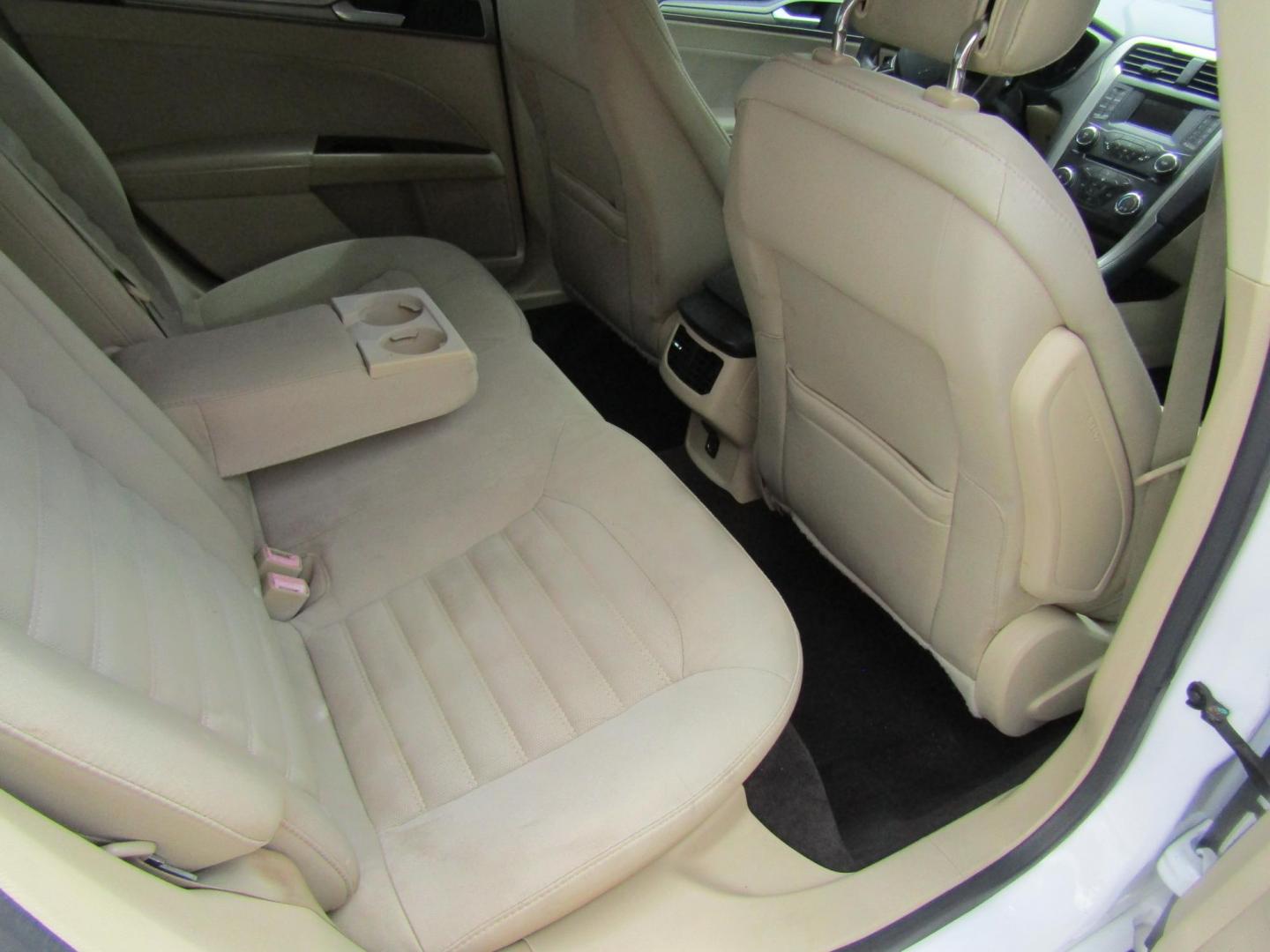 2015 WHITE Ford Fusion SE (1FA6P0H79F5) with an 2.5L L4 DOHC 16V engine, Automatic transmission, located at 15016 S Hwy 231, Midland City, AL, 36350, (334) 983-3001, 31.306210, -85.495277 - Photo#8