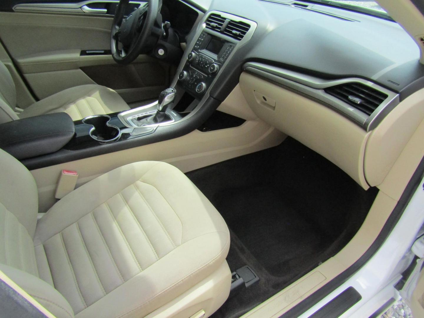 2015 WHITE Ford Fusion SE (1FA6P0H79F5) with an 2.5L L4 DOHC 16V engine, Automatic transmission, located at 15016 S Hwy 231, Midland City, AL, 36350, (334) 983-3001, 31.306210, -85.495277 - Photo#9