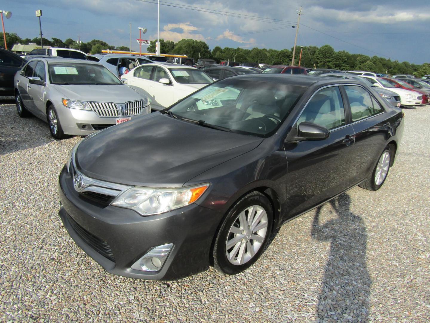 2013 DK GRAY Toyota Camry SE (4T1BF1FK8DU) with an 2.5L L4 DOHC 16V engine, Automatic transmission, located at 15016 S Hwy 231, Midland City, AL, 36350, (334) 983-3001, 31.306210, -85.495277 - Photo#2