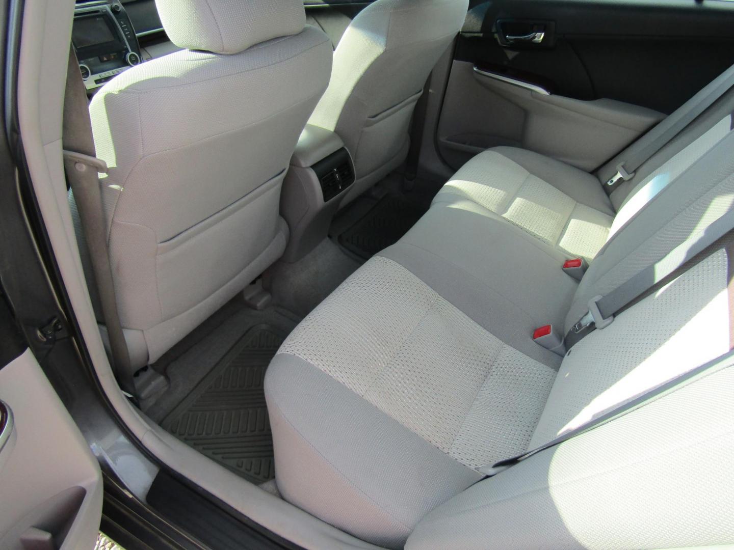 2013 DK GRAY Toyota Camry SE (4T1BF1FK8DU) with an 2.5L L4 DOHC 16V engine, Automatic transmission, located at 15016 S Hwy 231, Midland City, AL, 36350, (334) 983-3001, 31.306210, -85.495277 - Photo#4