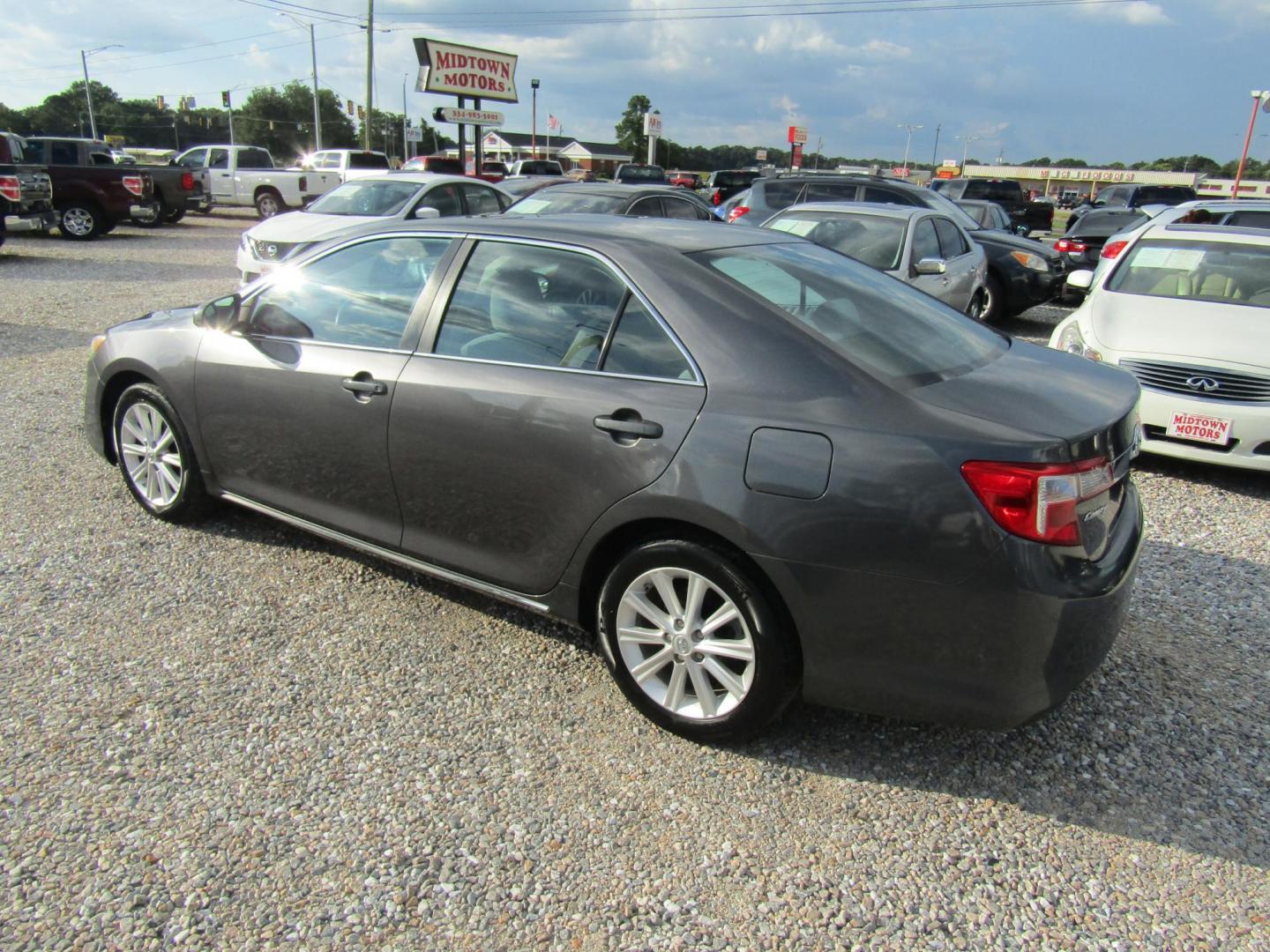 2013 DK GRAY Toyota Camry SE (4T1BF1FK8DU) with an 2.5L L4 DOHC 16V engine, Automatic transmission, located at 15016 S Hwy 231, Midland City, AL, 36350, (334) 983-3001, 31.306210, -85.495277 - Photo#5