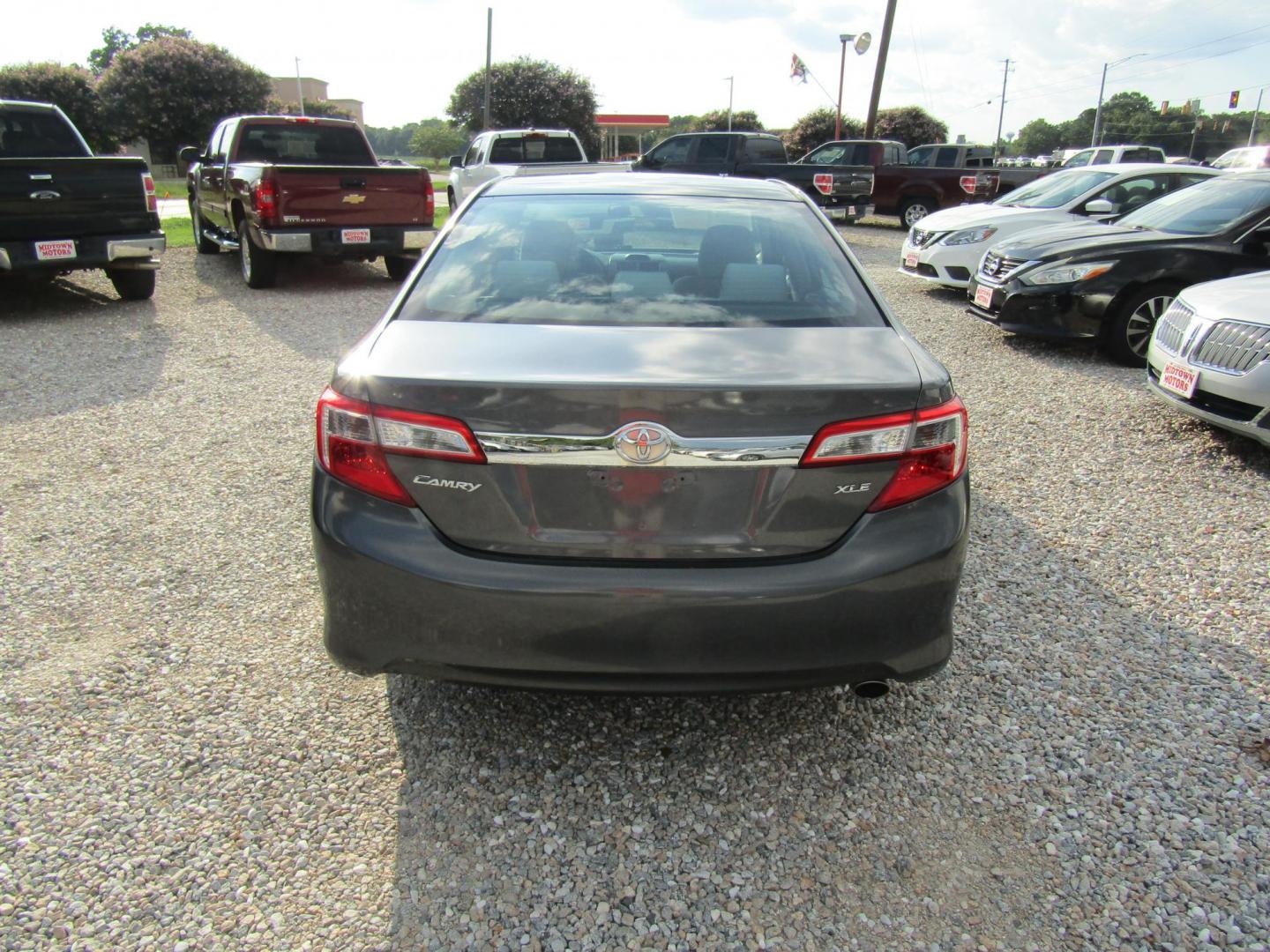 2013 DK GRAY Toyota Camry SE (4T1BF1FK8DU) with an 2.5L L4 DOHC 16V engine, Automatic transmission, located at 15016 S Hwy 231, Midland City, AL, 36350, (334) 983-3001, 31.306210, -85.495277 - Photo#6