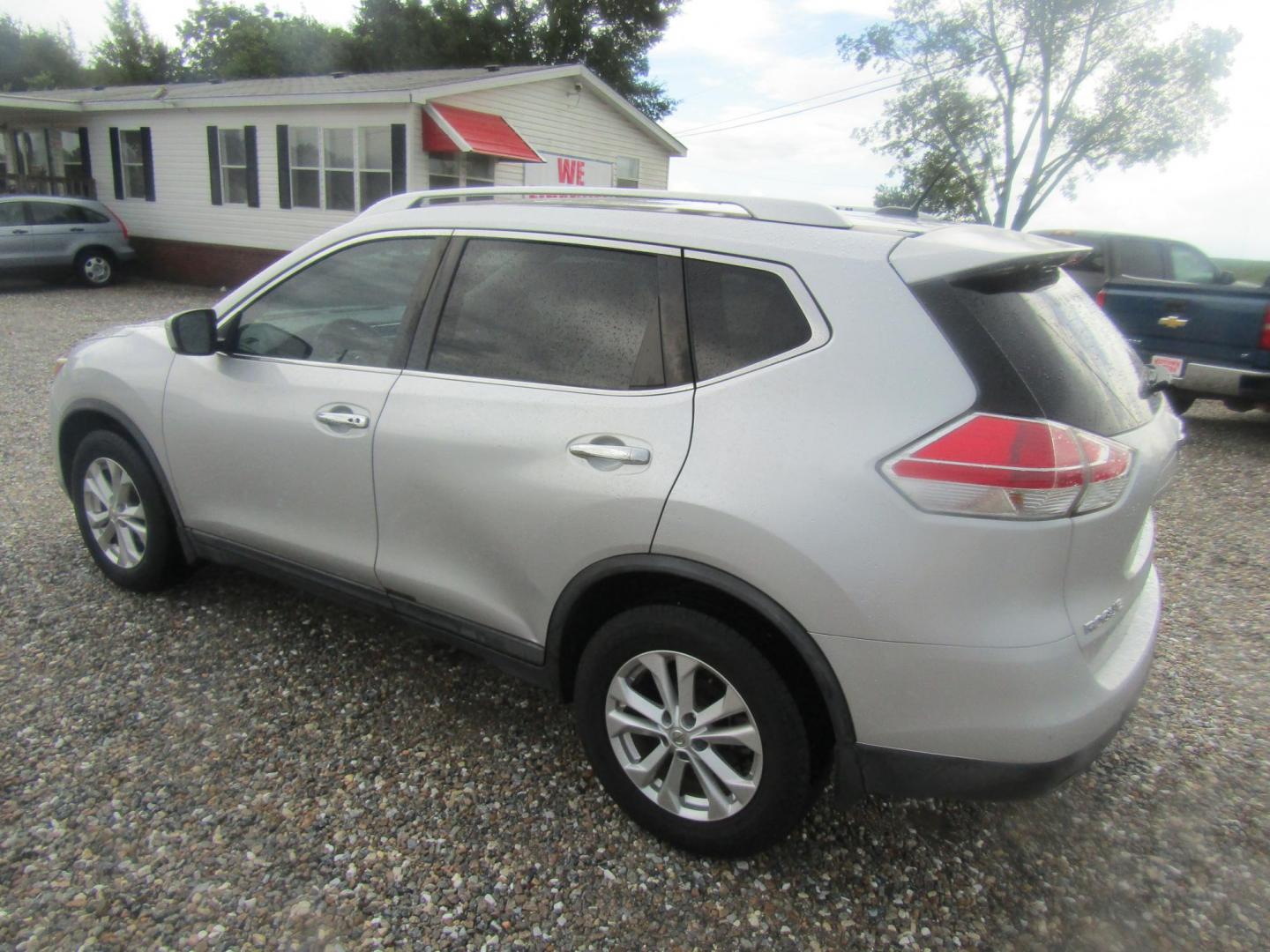 2016 Silver Nissan Rogue S 2WD (KNMAT2MT7GP) with an 2.5L L4 DOHC 16V engine, Automatic transmission, located at 15016 S Hwy 231, Midland City, AL, 36350, (334) 983-3001, 31.306210, -85.495277 - Photo#4
