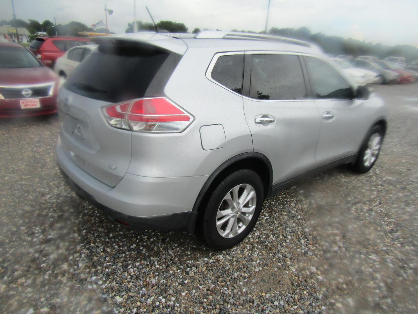 2016 Silver Nissan Rogue S 2WD (KNMAT2MT7GP) with an 2.5L L4 DOHC 16V engine, Automatic transmission, located at 15016 S Hwy 231, Midland City, AL, 36350, (334) 983-3001, 31.306210, -85.495277 - Photo#6
