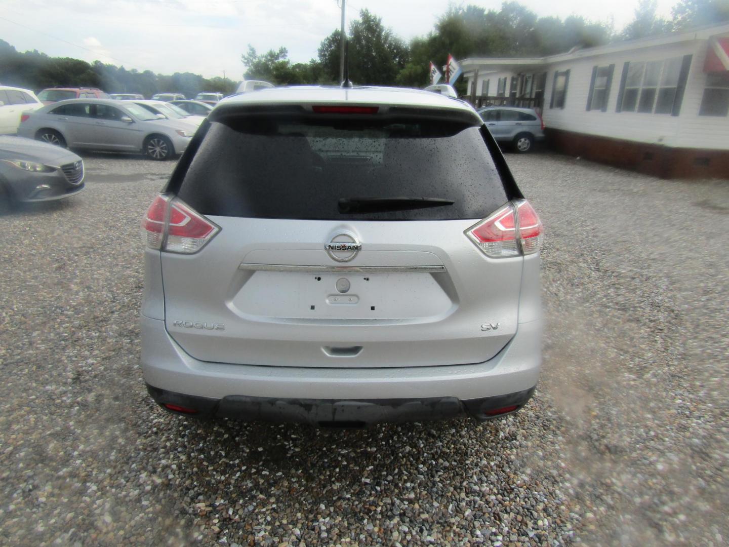 2016 Silver Nissan Rogue S 2WD (KNMAT2MT7GP) with an 2.5L L4 DOHC 16V engine, Automatic transmission, located at 15016 S Hwy 231, Midland City, AL, 36350, (334) 983-3001, 31.306210, -85.495277 - Photo#5
