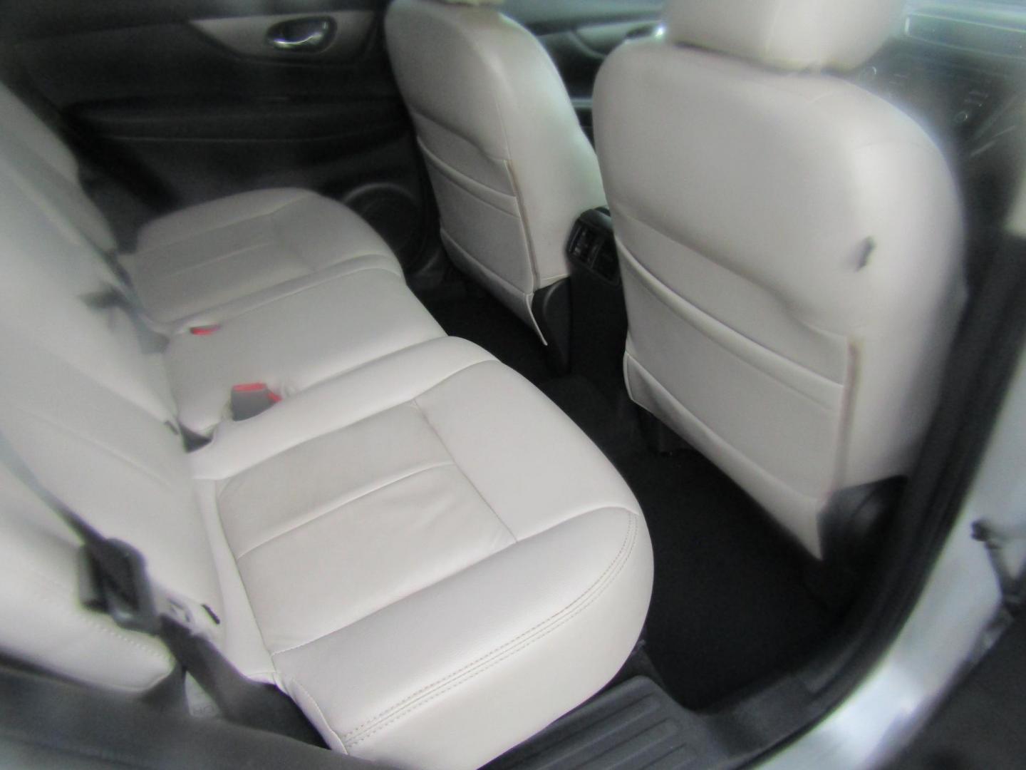 2016 Silver Nissan Rogue S 2WD (KNMAT2MT7GP) with an 2.5L L4 DOHC 16V engine, Automatic transmission, located at 15016 S Hwy 231, Midland City, AL, 36350, (334) 983-3001, 31.306210, -85.495277 - Photo#7