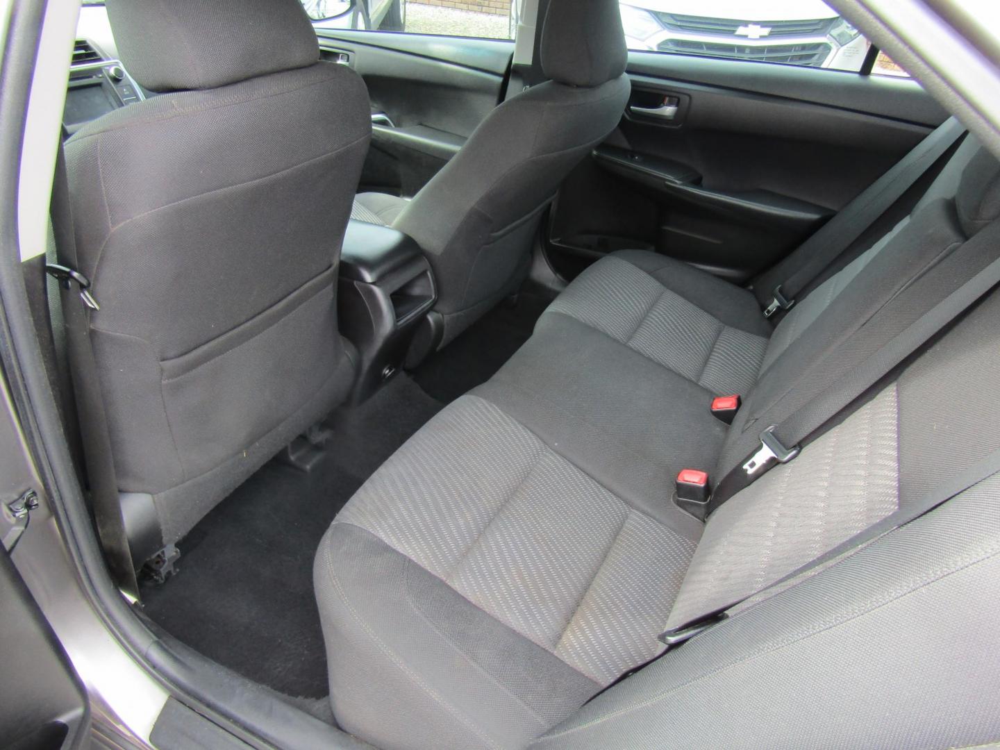 2017 Gray Toyota Camry SE (4T1BF1FK7HU) with an 2.5L L4 DOHC 16V engine, Automatic transmission, located at 15016 S Hwy 231, Midland City, AL, 36350, (334) 983-3001, 31.306210, -85.495277 - Photo#4