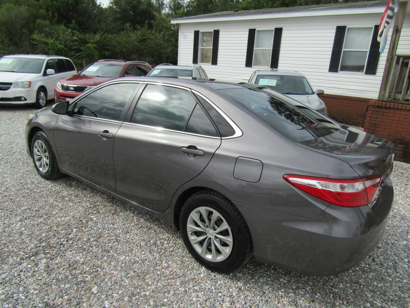 2017 Gray Toyota Camry SE (4T1BF1FK7HU) with an 2.5L L4 DOHC 16V engine, Automatic transmission, located at 15016 S Hwy 231, Midland City, AL, 36350, (334) 983-3001, 31.306210, -85.495277 - Photo#5