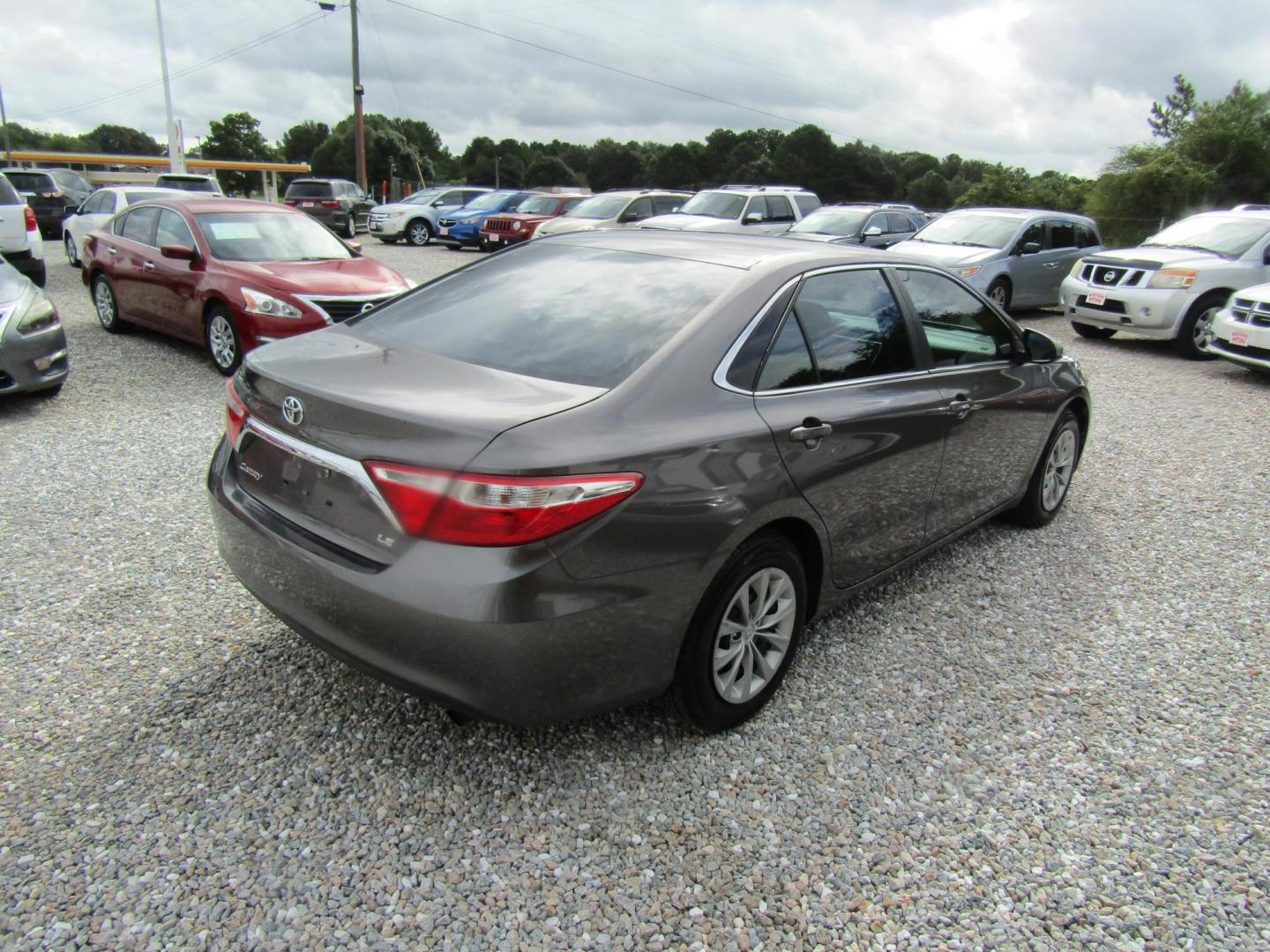 2017 Gray Toyota Camry SE (4T1BF1FK7HU) with an 2.5L L4 DOHC 16V engine, Automatic transmission, located at 15016 S Hwy 231, Midland City, AL, 36350, (334) 983-3001, 31.306210, -85.495277 - Photo#7