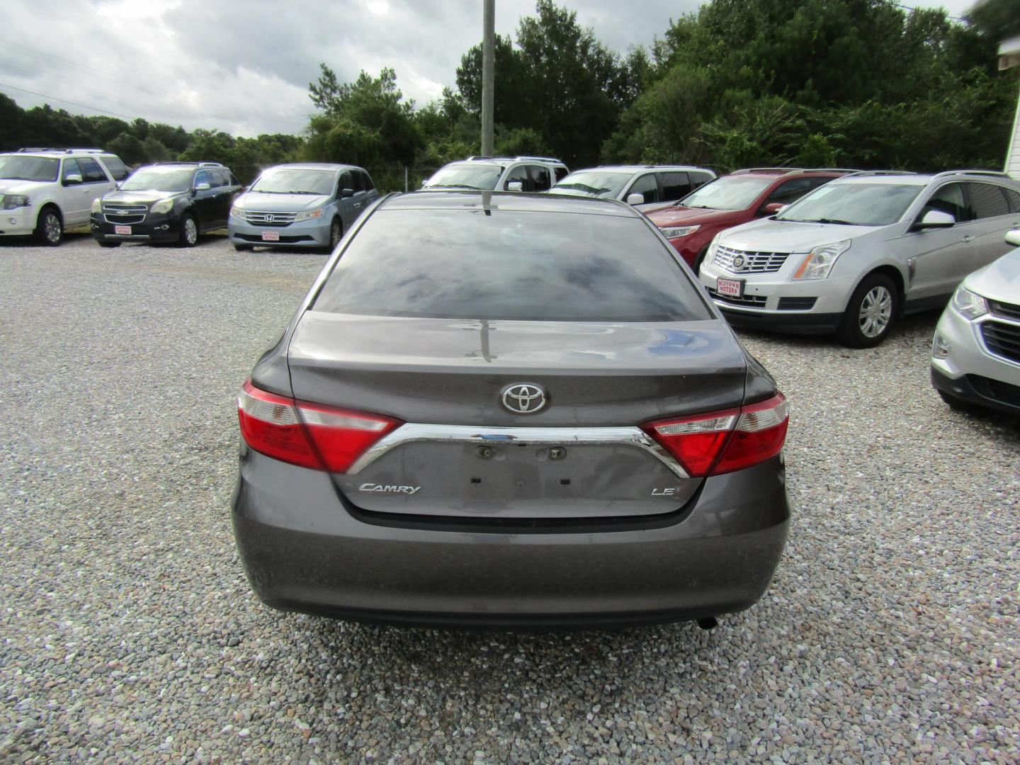 2017 Gray Toyota Camry SE (4T1BF1FK7HU) with an 2.5L L4 DOHC 16V engine, Automatic transmission, located at 15016 S Hwy 231, Midland City, AL, 36350, (334) 983-3001, 31.306210, -85.495277 - Photo#6