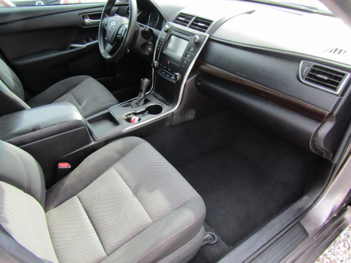 2017 Gray Toyota Camry SE (4T1BF1FK7HU) with an 2.5L L4 DOHC 16V engine, Automatic transmission, located at 15016 S Hwy 231, Midland City, AL, 36350, (334) 983-3001, 31.306210, -85.495277 - Photo#9