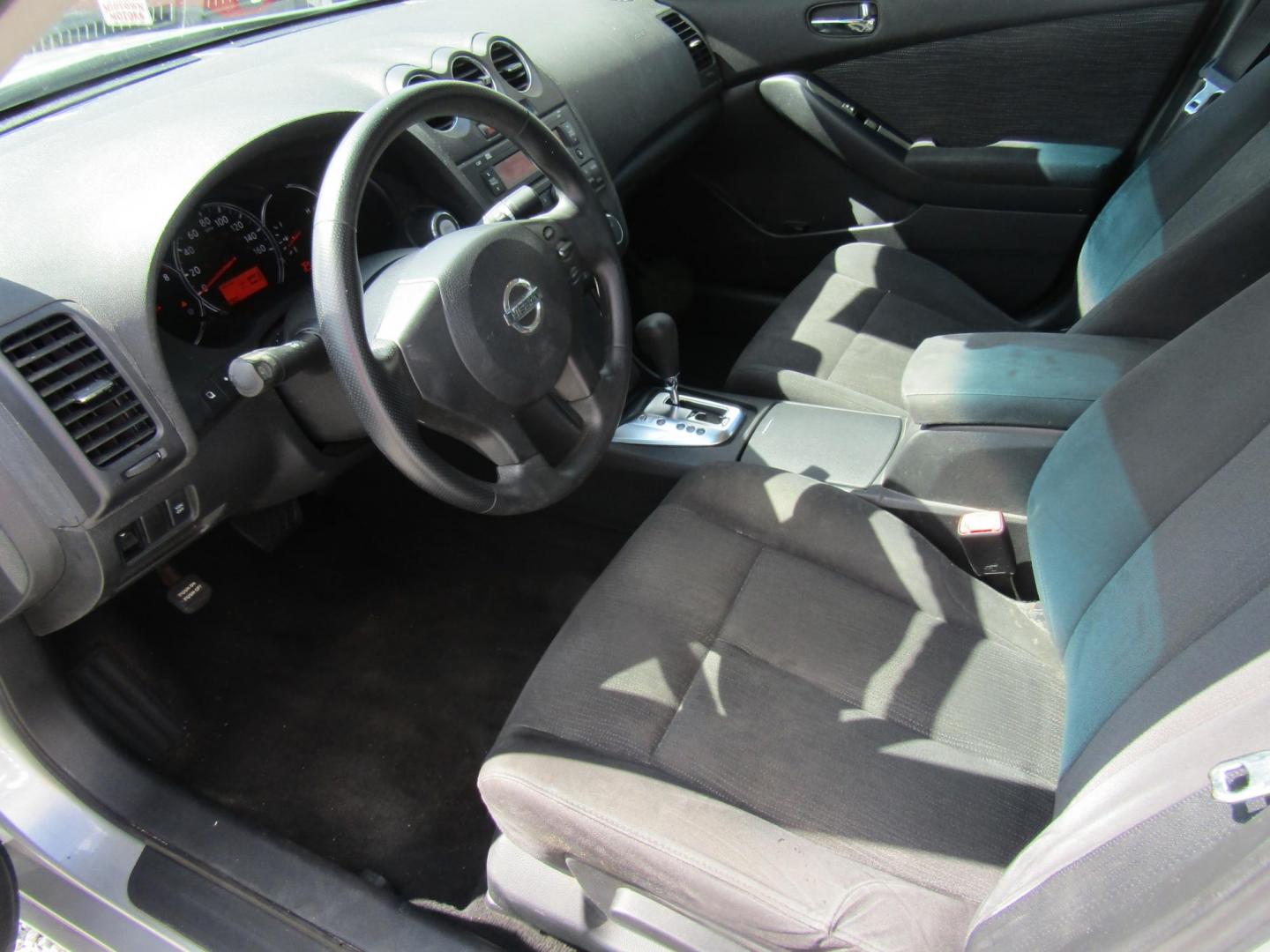 2010 Silver Nissan Altima 2.5 (1N4AL2AP8AN) with an 2.5L L4 DOHC 16V engine, Automatic transmission, located at 15016 S Hwy 231, Midland City, AL, 36350, (334) 983-3001, 31.306210, -85.495277 - Photo#3