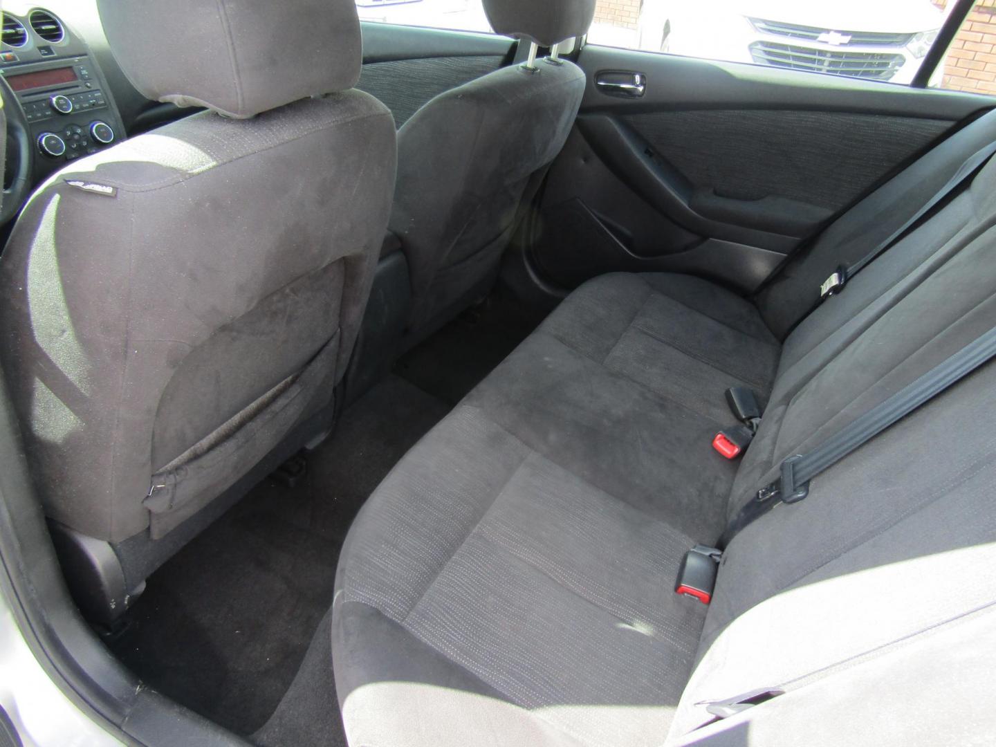 2010 Silver Nissan Altima 2.5 (1N4AL2AP8AN) with an 2.5L L4 DOHC 16V engine, Automatic transmission, located at 15016 S Hwy 231, Midland City, AL, 36350, (334) 983-3001, 31.306210, -85.495277 - Photo#4