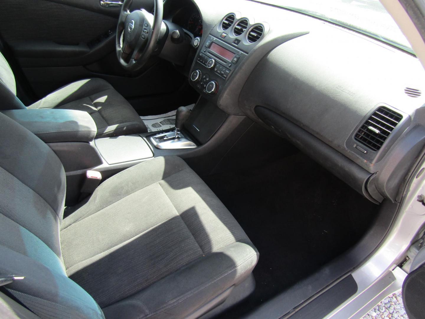 2010 Silver Nissan Altima 2.5 (1N4AL2AP8AN) with an 2.5L L4 DOHC 16V engine, Automatic transmission, located at 15016 S Hwy 231, Midland City, AL, 36350, (334) 983-3001, 31.306210, -85.495277 - Photo#9