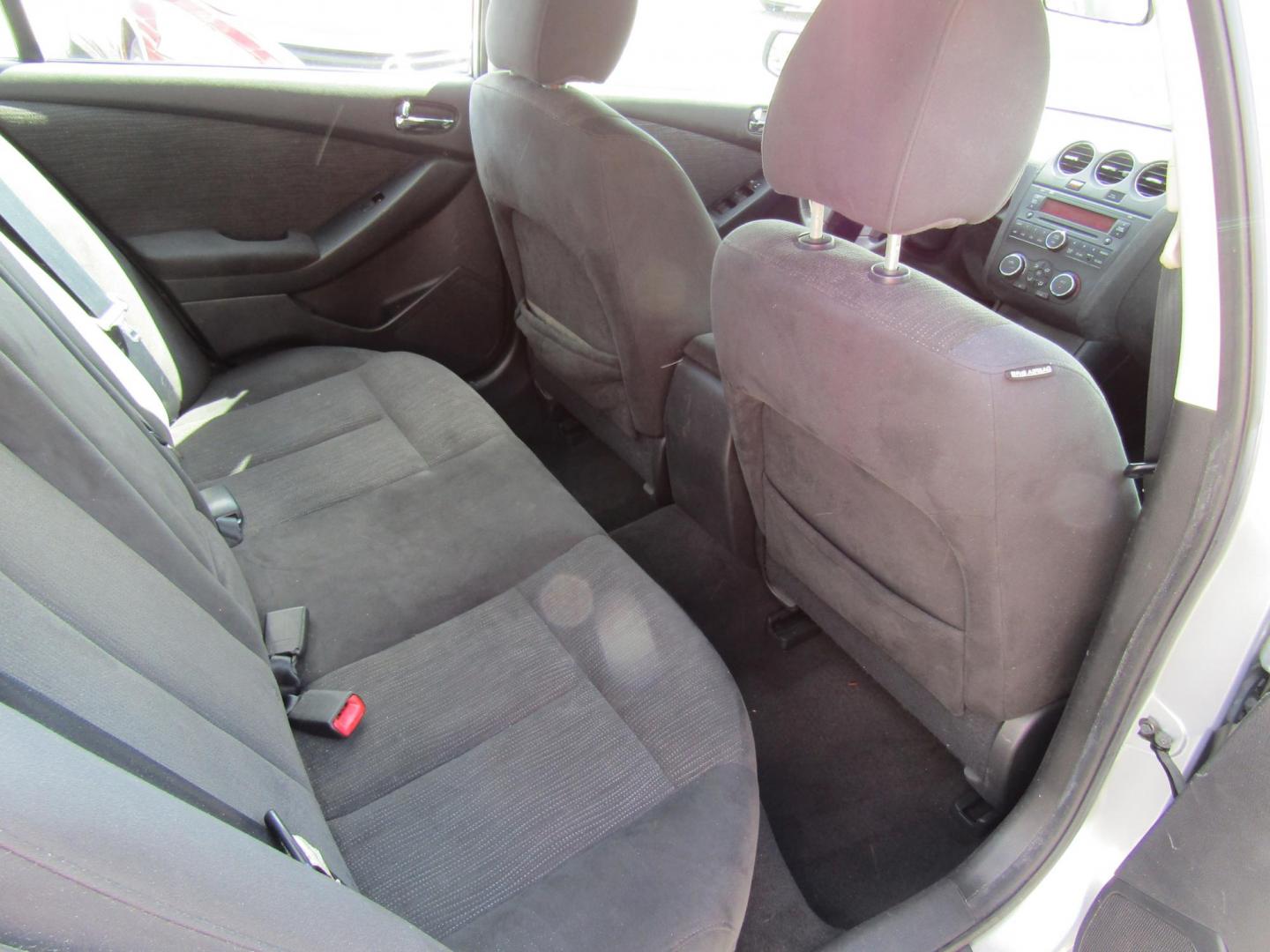 2010 Silver Nissan Altima 2.5 (1N4AL2AP8AN) with an 2.5L L4 DOHC 16V engine, Automatic transmission, located at 15016 S Hwy 231, Midland City, AL, 36350, (334) 983-3001, 31.306210, -85.495277 - Photo#8
