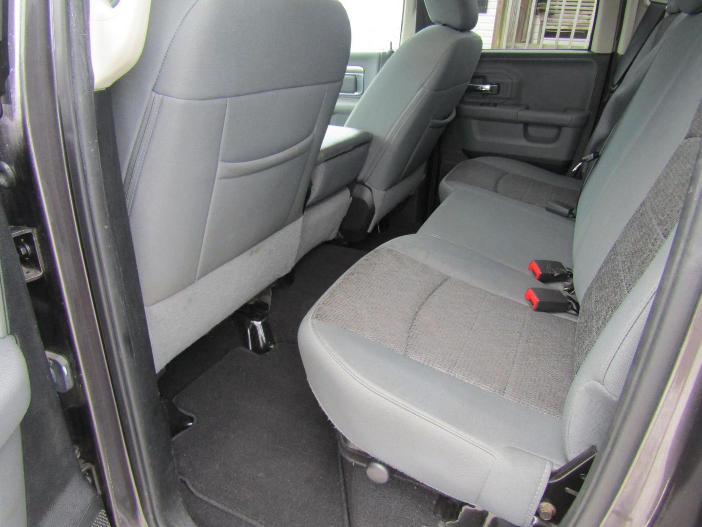 2015 DK GRAY RAM 1500 SLT Quad Cab 4WD (1C6RR7GT1FS) with an 5.7L V8 OHV 16V engine, Automatic transmission, located at 15016 S Hwy 231, Midland City, AL, 36350, (334) 983-3001, 31.306210, -85.495277 - Photo#4
