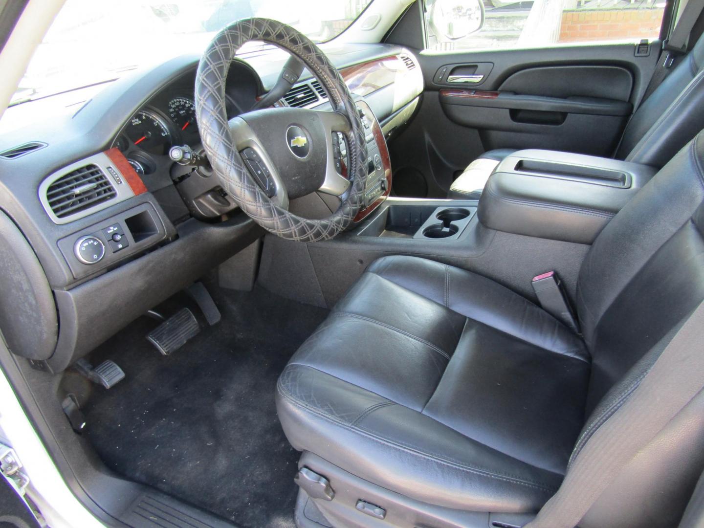 2012 WHITE Chevrolet Tahoe LT 2WD (1GNSCBE03CR) with an 5.3L V8 OHV 16V FFV engine, Automatic transmission, located at 15016 S Hwy 231, Midland City, AL, 36350, (334) 983-3001, 31.306210, -85.495277 - Photo#3