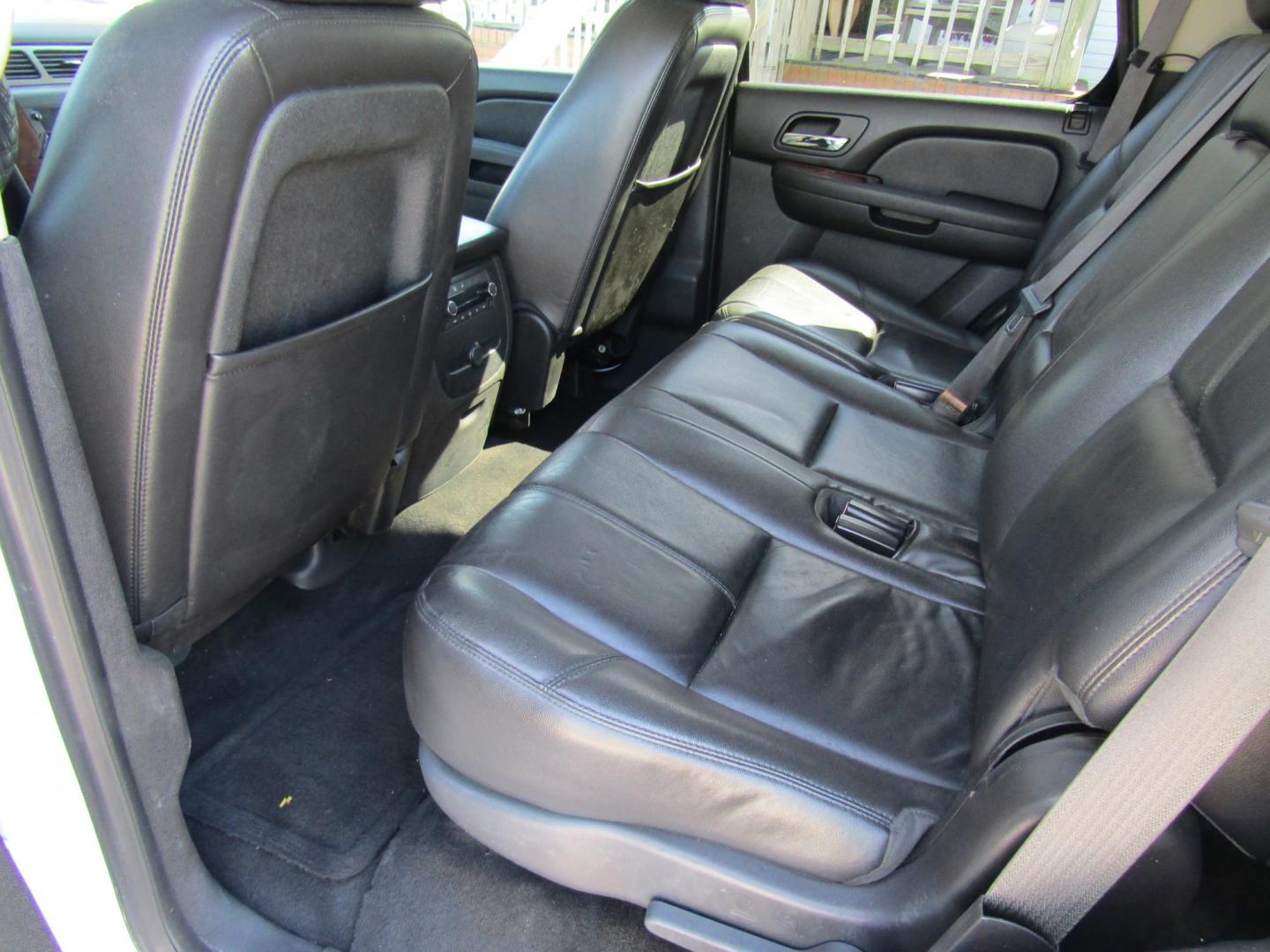 2012 WHITE Chevrolet Tahoe LT 2WD (1GNSCBE03CR) with an 5.3L V8 OHV 16V FFV engine, Automatic transmission, located at 15016 S Hwy 231, Midland City, AL, 36350, (334) 983-3001, 31.306210, -85.495277 - Photo#4