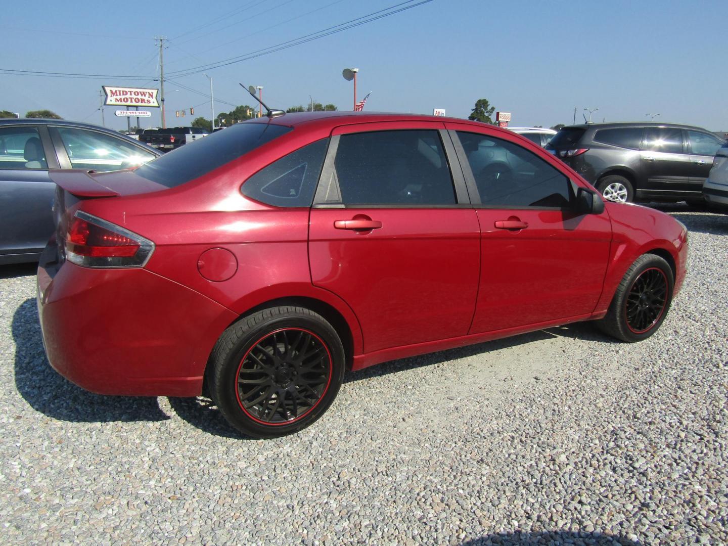 2011 Red Ford Focus SES Sedan (1FAHP3GN1BW) with an 2.0L L4 DOHC 16V engine, Automatic transmission, located at 15016 S Hwy 231, Midland City, AL, 36350, (334) 983-3001, 31.306210, -85.495277 - Photo#5