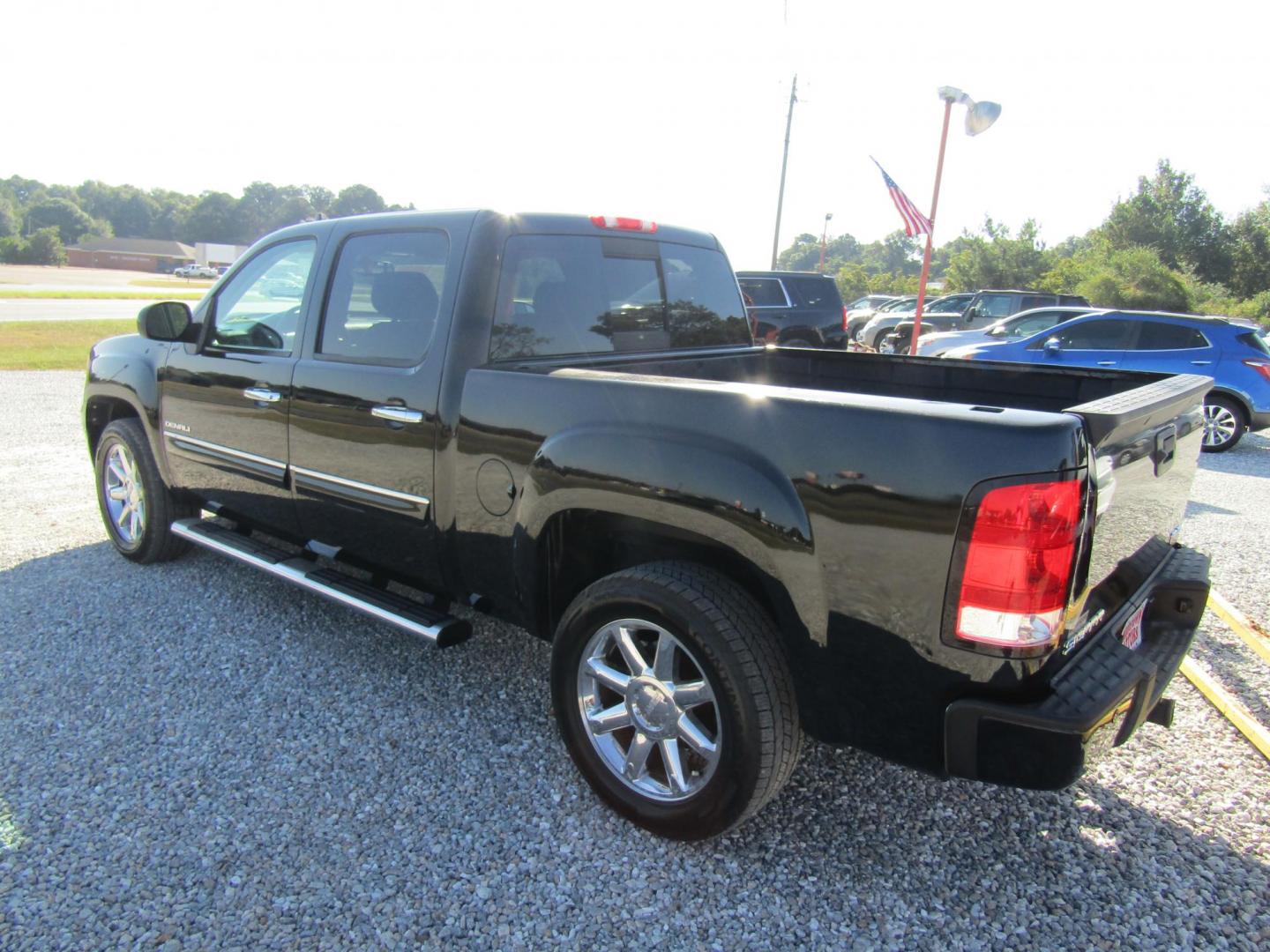 2012 Black GMC Sierra 1500 Denali Crew Cab 4WD (3GTP2XE25CG) with an 6.2L V8 OHV 16V FFV engine, Automatic transmission, located at 15016 S Hwy 231, Midland City, AL, 36350, (334) 983-3001, 31.306210, -85.495277 - Photo#4
