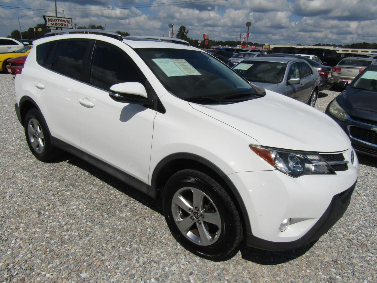 2015 WHITE Toyota RAV4 XLE FWD (2T3WFREV1FW) with an 2.5L L4 DOHC 16V engine, Automatic transmission, located at 15016 S Hwy 231, Midland City, AL, 36350, (334) 983-3001, 31.306210, -85.495277 - Photo#0