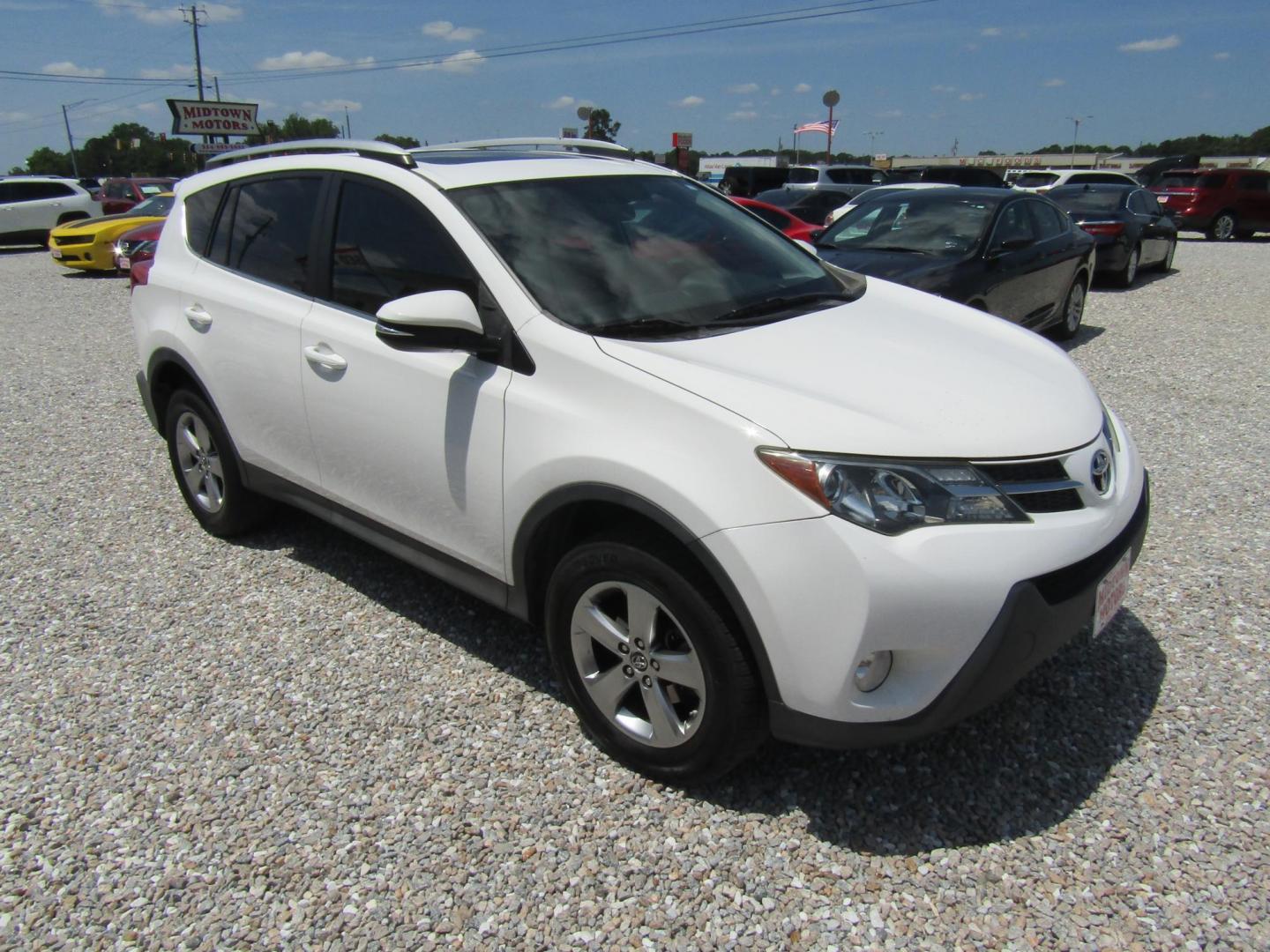 2015 WHITE Toyota RAV4 XLE FWD (2T3WFREV1FW) with an 2.5L L4 DOHC 16V engine, Automatic transmission, located at 15016 S Hwy 231, Midland City, AL, 36350, (334) 983-3001, 31.306210, -85.495277 - Photo#0
