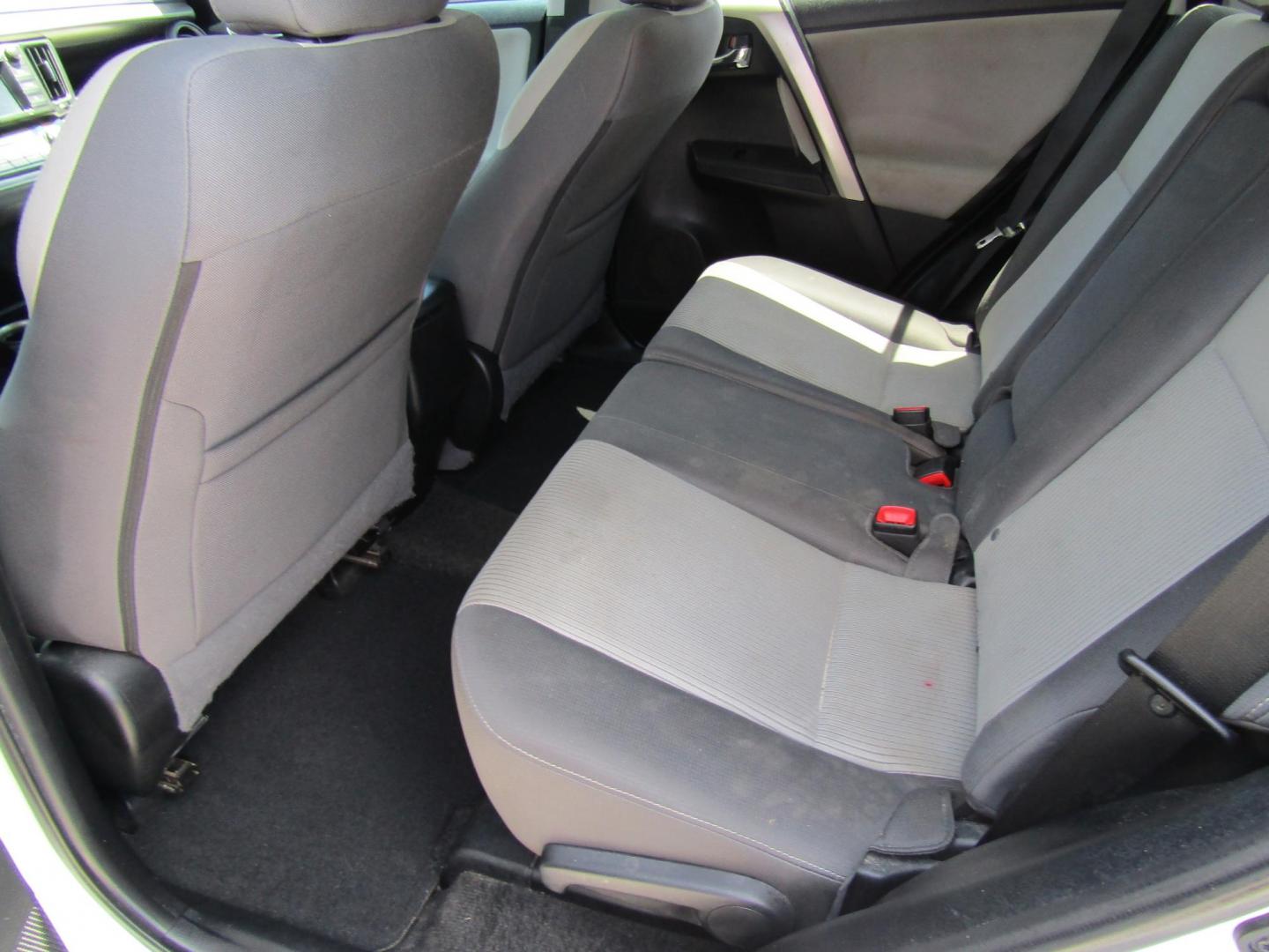 2015 WHITE Toyota RAV4 XLE FWD (2T3WFREV1FW) with an 2.5L L4 DOHC 16V engine, Automatic transmission, located at 15016 S Hwy 231, Midland City, AL, 36350, (334) 983-3001, 31.306210, -85.495277 - Photo#4