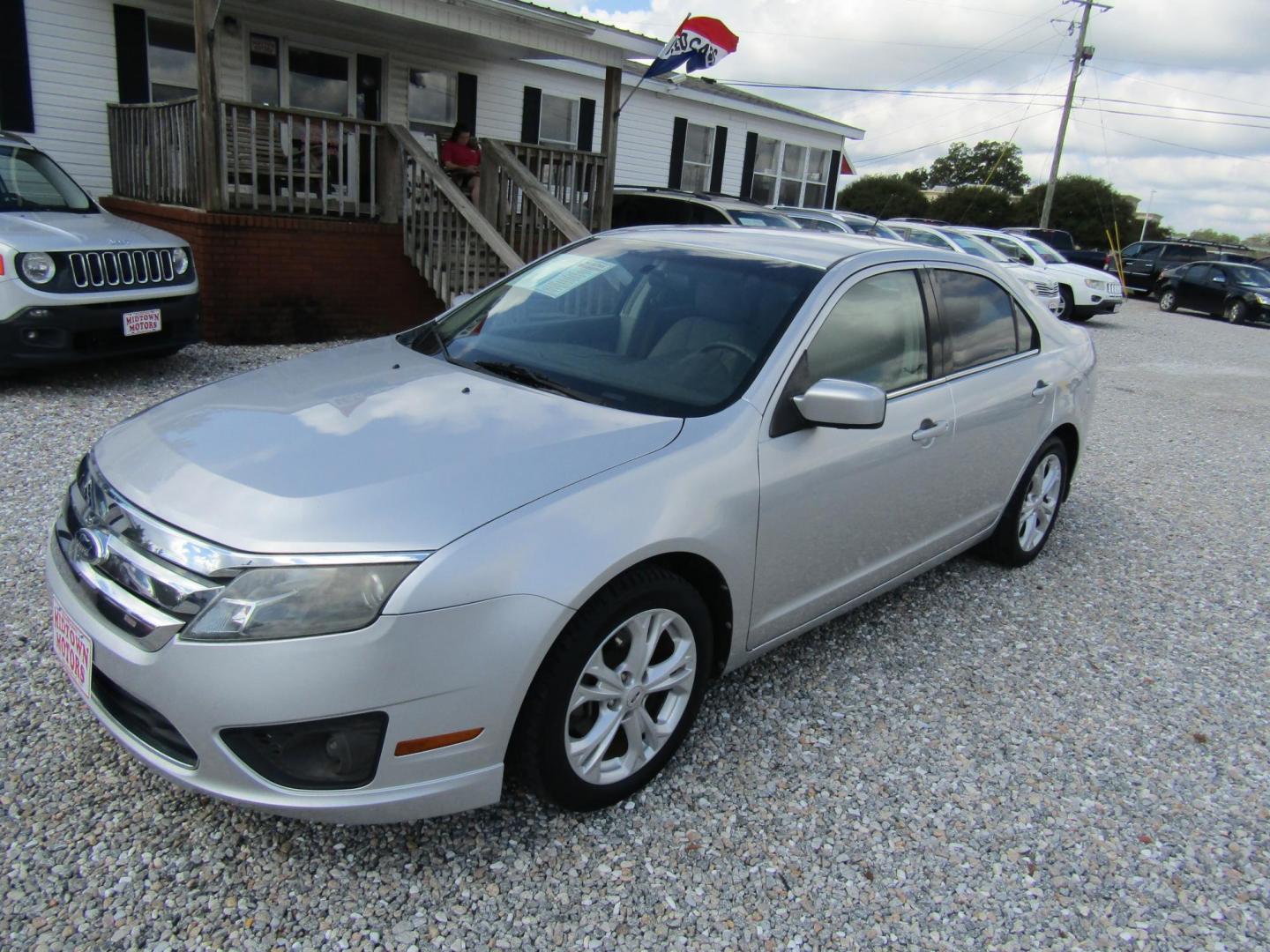 2012 Silver Ford Fusion SE (3FAHP0HA7CR) with an 2.5L L4 DOHC 16V engine, Automatic transmission, located at 15016 S Hwy 231, Midland City, AL, 36350, (334) 983-3001, 31.306210, -85.495277 - Photo#2