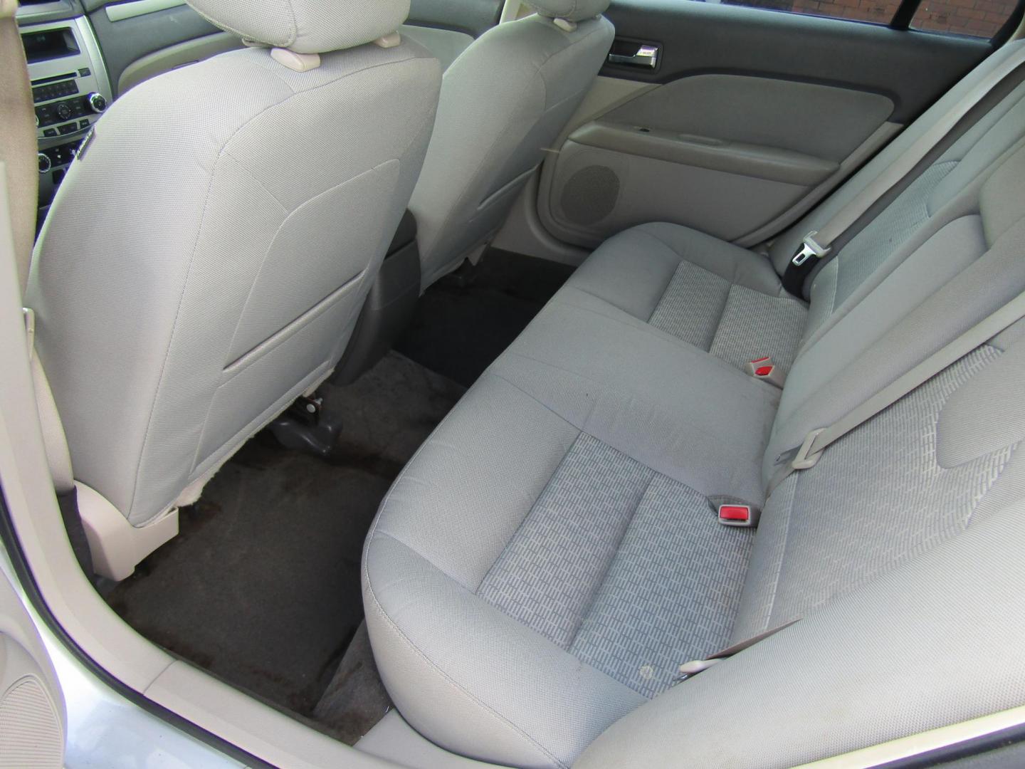 2012 Silver Ford Fusion SE (3FAHP0HA7CR) with an 2.5L L4 DOHC 16V engine, Automatic transmission, located at 15016 S Hwy 231, Midland City, AL, 36350, (334) 983-3001, 31.306210, -85.495277 - Photo#4