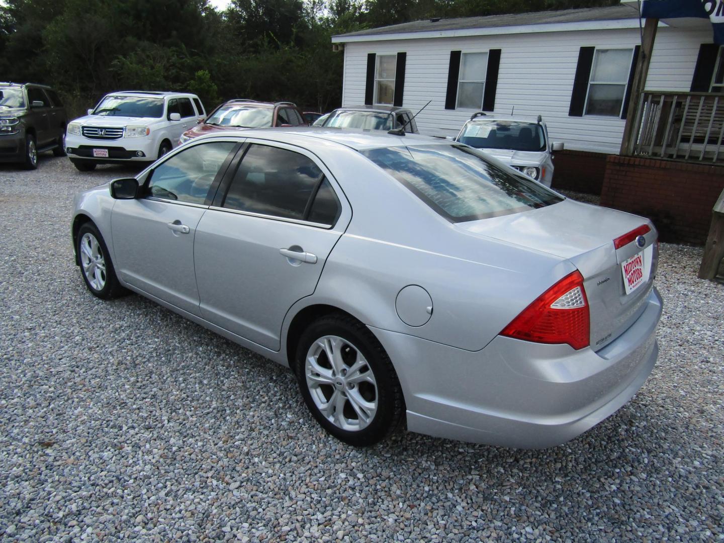 2012 Silver Ford Fusion SE (3FAHP0HA7CR) with an 2.5L L4 DOHC 16V engine, Automatic transmission, located at 15016 S Hwy 231, Midland City, AL, 36350, (334) 983-3001, 31.306210, -85.495277 - Photo#5