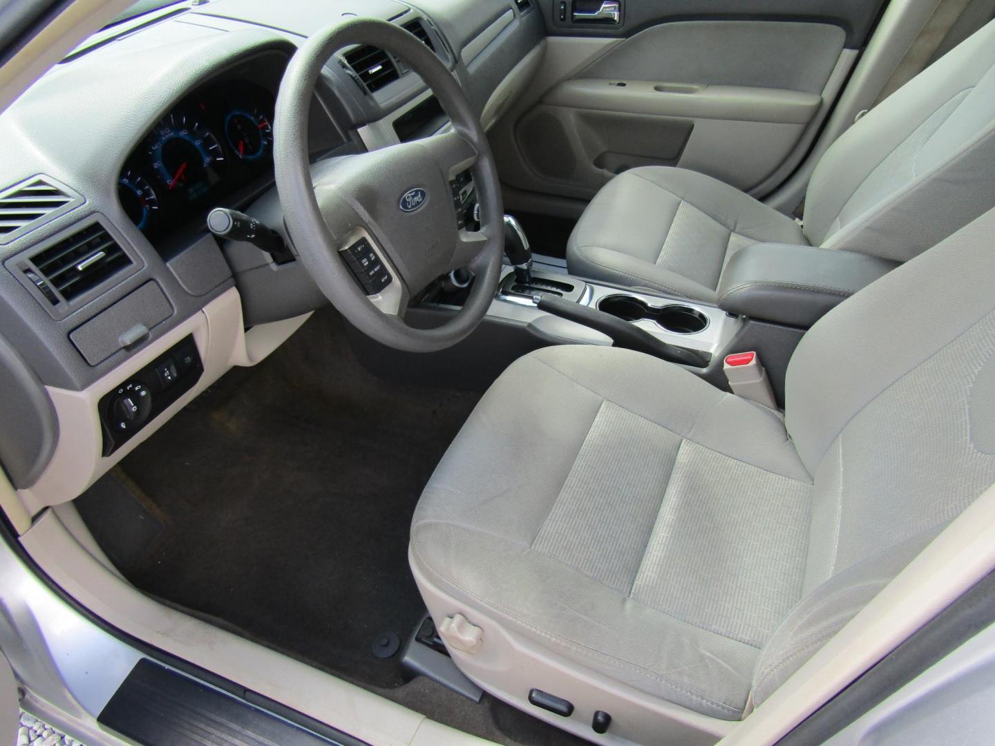 2012 Silver Ford Fusion SE (3FAHP0HA7CR) with an 2.5L L4 DOHC 16V engine, Automatic transmission, located at 15016 S Hwy 231, Midland City, AL, 36350, (334) 983-3001, 31.306210, -85.495277 - Photo#3