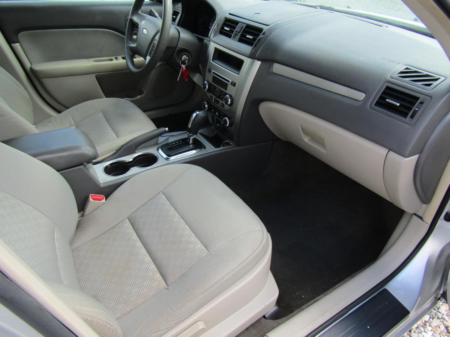 2012 Silver Ford Fusion SE (3FAHP0HA7CR) with an 2.5L L4 DOHC 16V engine, Automatic transmission, located at 15016 S Hwy 231, Midland City, AL, 36350, (334) 983-3001, 31.306210, -85.495277 - Photo#8