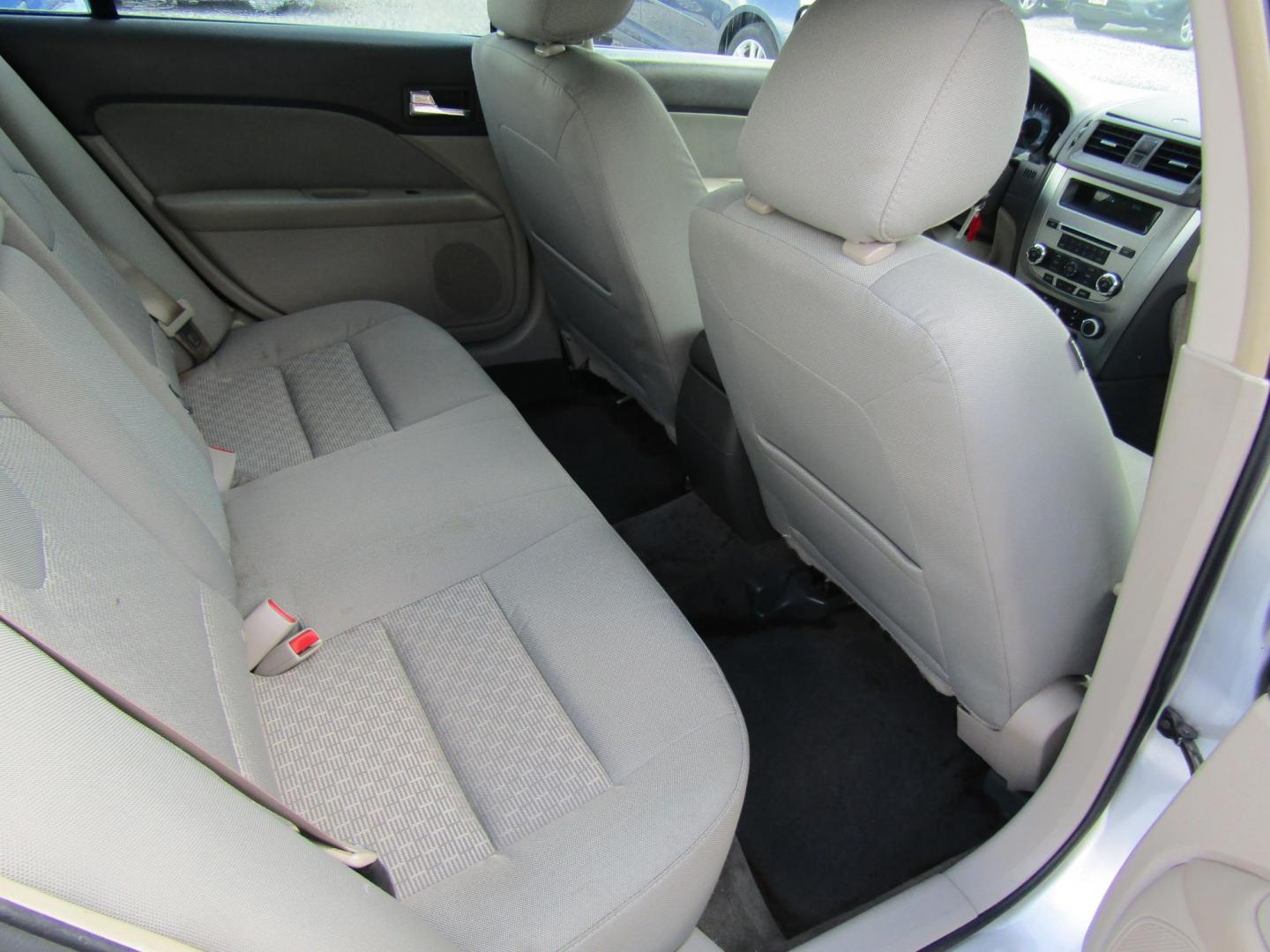 2012 Silver Ford Fusion SE (3FAHP0HA7CR) with an 2.5L L4 DOHC 16V engine, Automatic transmission, located at 15016 S Hwy 231, Midland City, AL, 36350, (334) 983-3001, 31.306210, -85.495277 - Photo#7