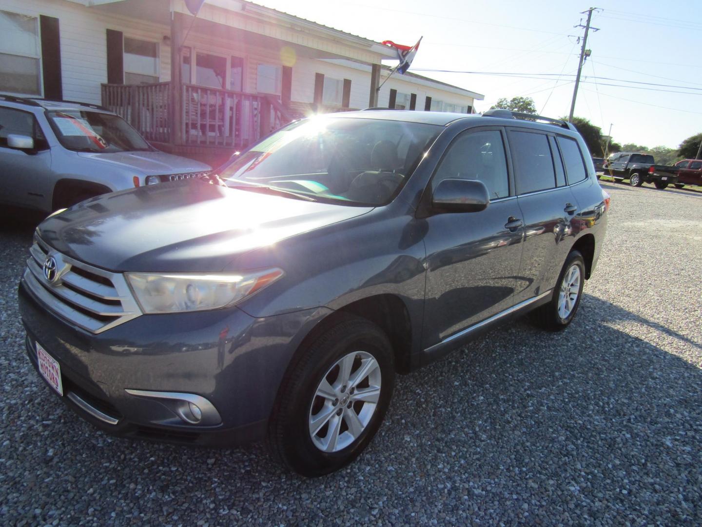 2011 Blue Toyota Highlander Base 2WD V6 (5TDZK3EH3BS) with an 3.5L V6 DOHC 24V engine, Automatic transmission, located at 15016 S Hwy 231, Midland City, AL, 36350, (334) 983-3001, 31.306210, -85.495277 - Photo#2