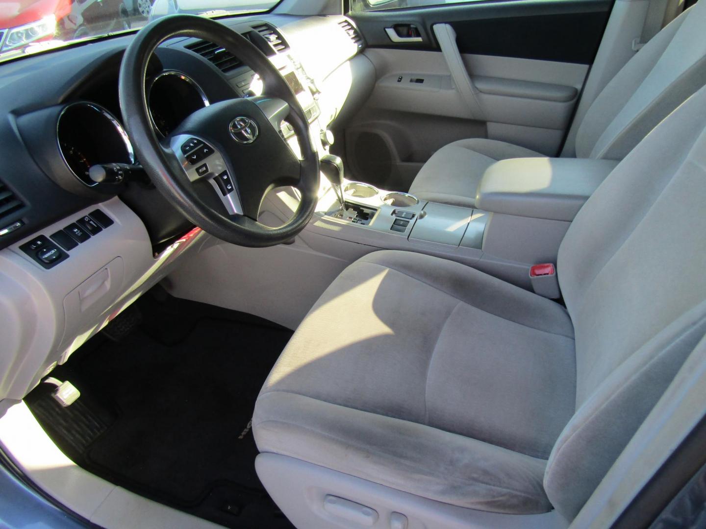 2011 Blue Toyota Highlander Base 2WD V6 (5TDZK3EH3BS) with an 3.5L V6 DOHC 24V engine, Automatic transmission, located at 15016 S Hwy 231, Midland City, AL, 36350, (334) 983-3001, 31.306210, -85.495277 - Photo#3