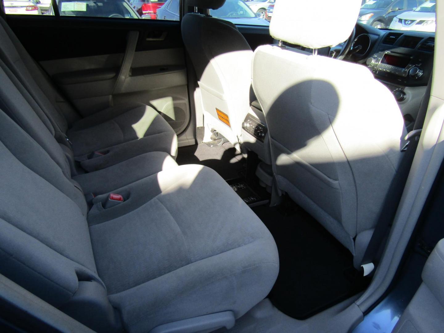 2011 Blue Toyota Highlander Base 2WD V6 (5TDZK3EH3BS) with an 3.5L V6 DOHC 24V engine, Automatic transmission, located at 15016 S Hwy 231, Midland City, AL, 36350, (334) 983-3001, 31.306210, -85.495277 - Photo#8